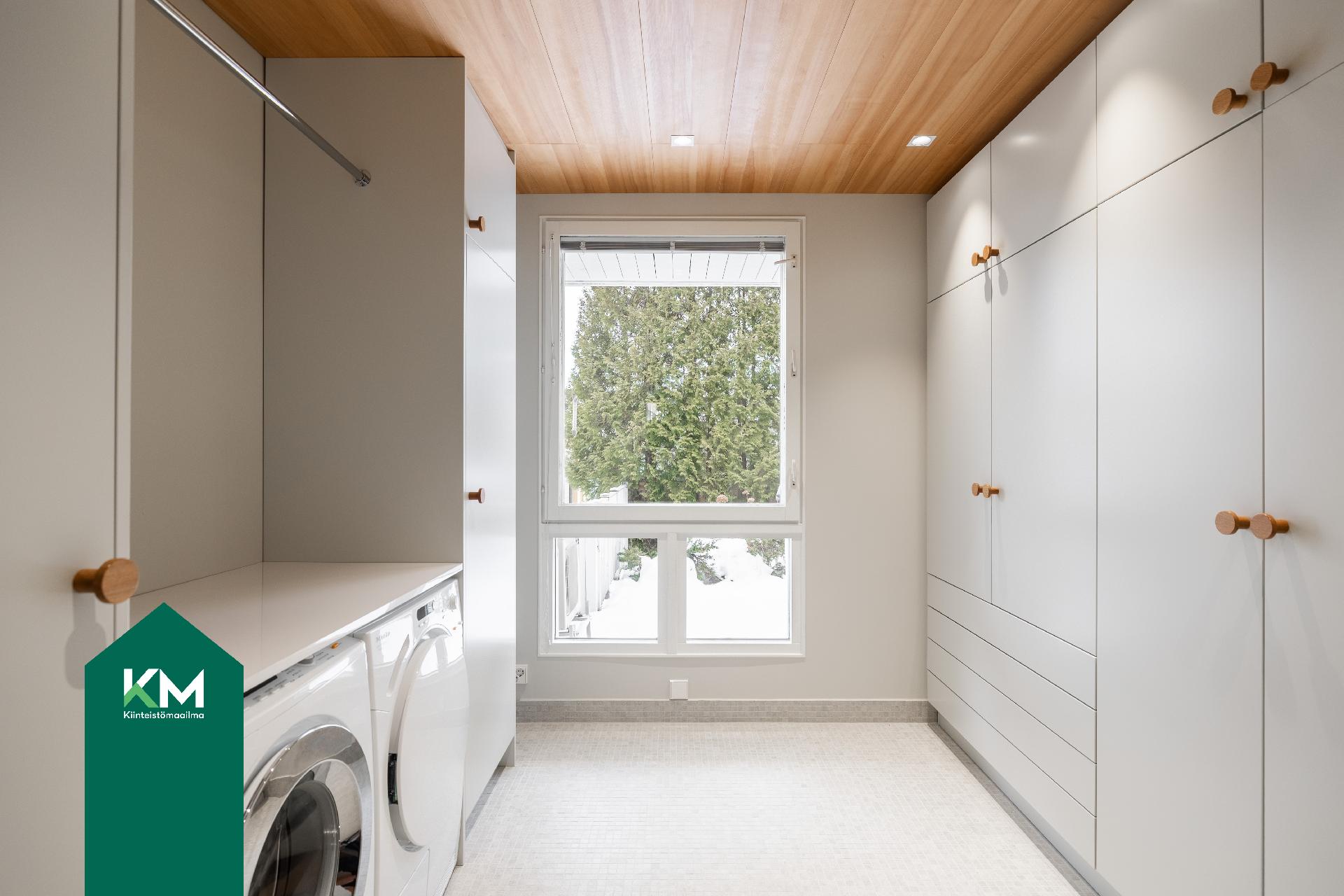 Kodinhoitohuoneessa on hyvin tilaa kodin pyykkihuoltoon.