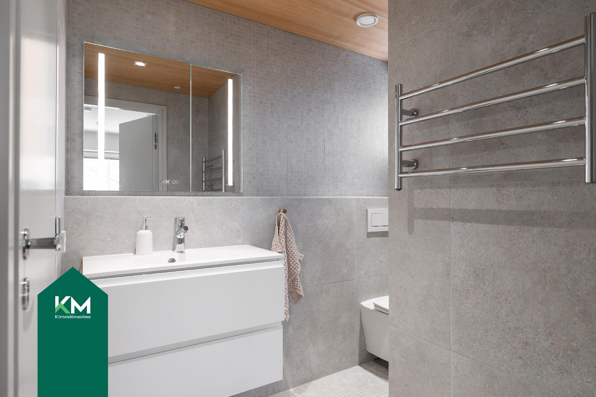 Yläkerran makuuhuoneen wc/kylpyhuone.