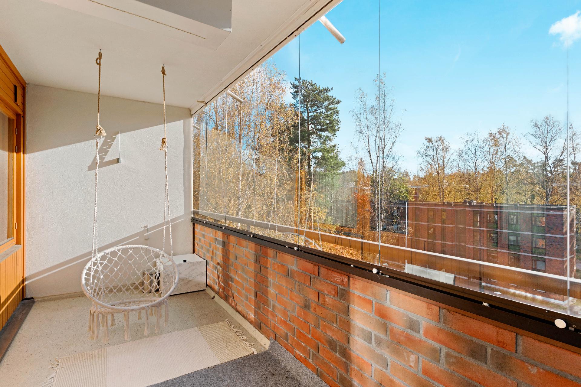 Parveje on SUURI ja suuntaa etelään päin.