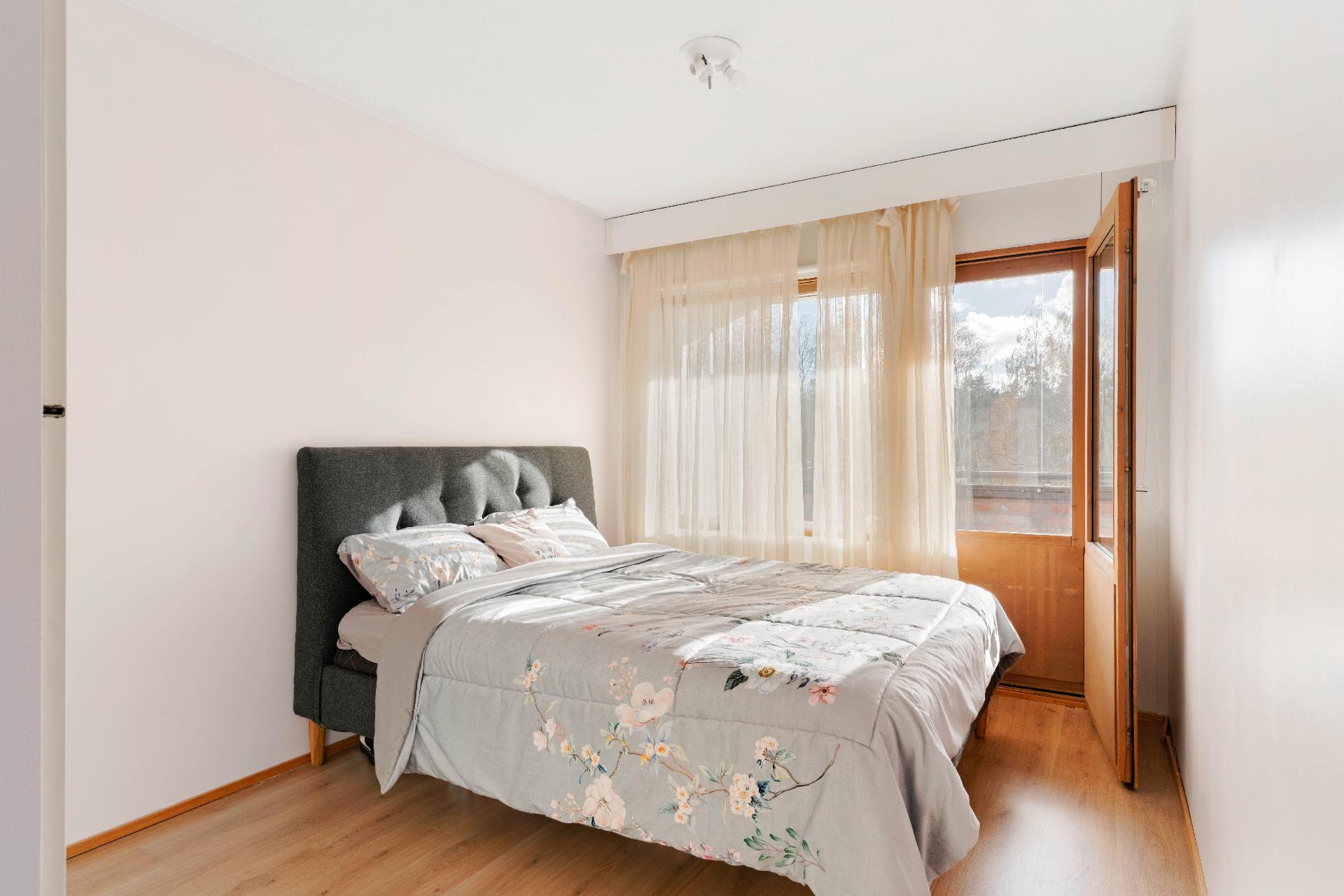 Päämakuuhuone, josta myös käynti lasitetulle parvekkeelle.