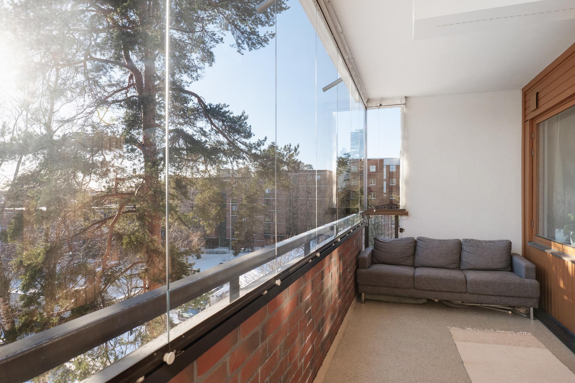 Parveketta toiseen suuntaan.