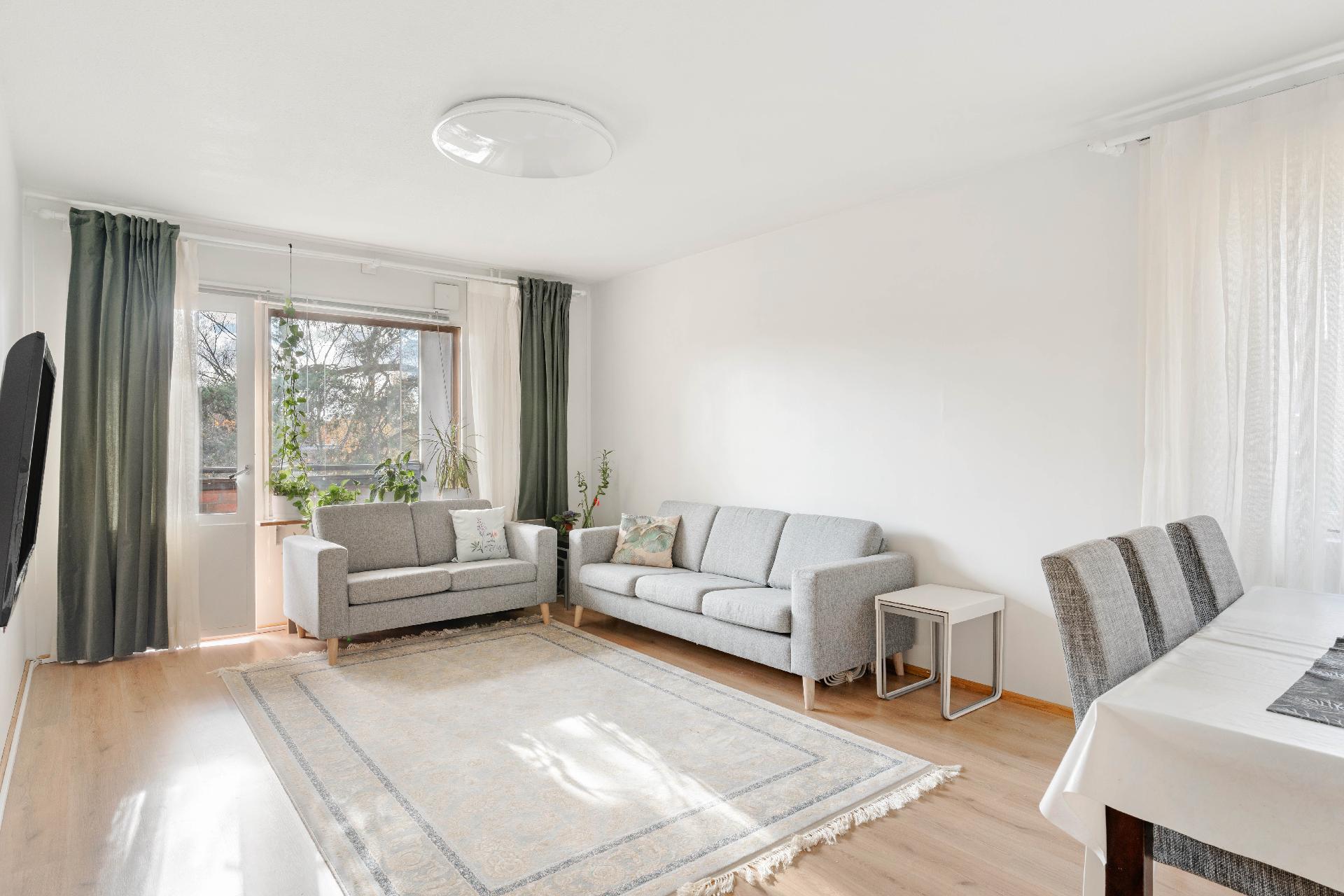 Olohuone on kutsuva ja suurista ikkunoista tulvii luonnonvalo sisään!