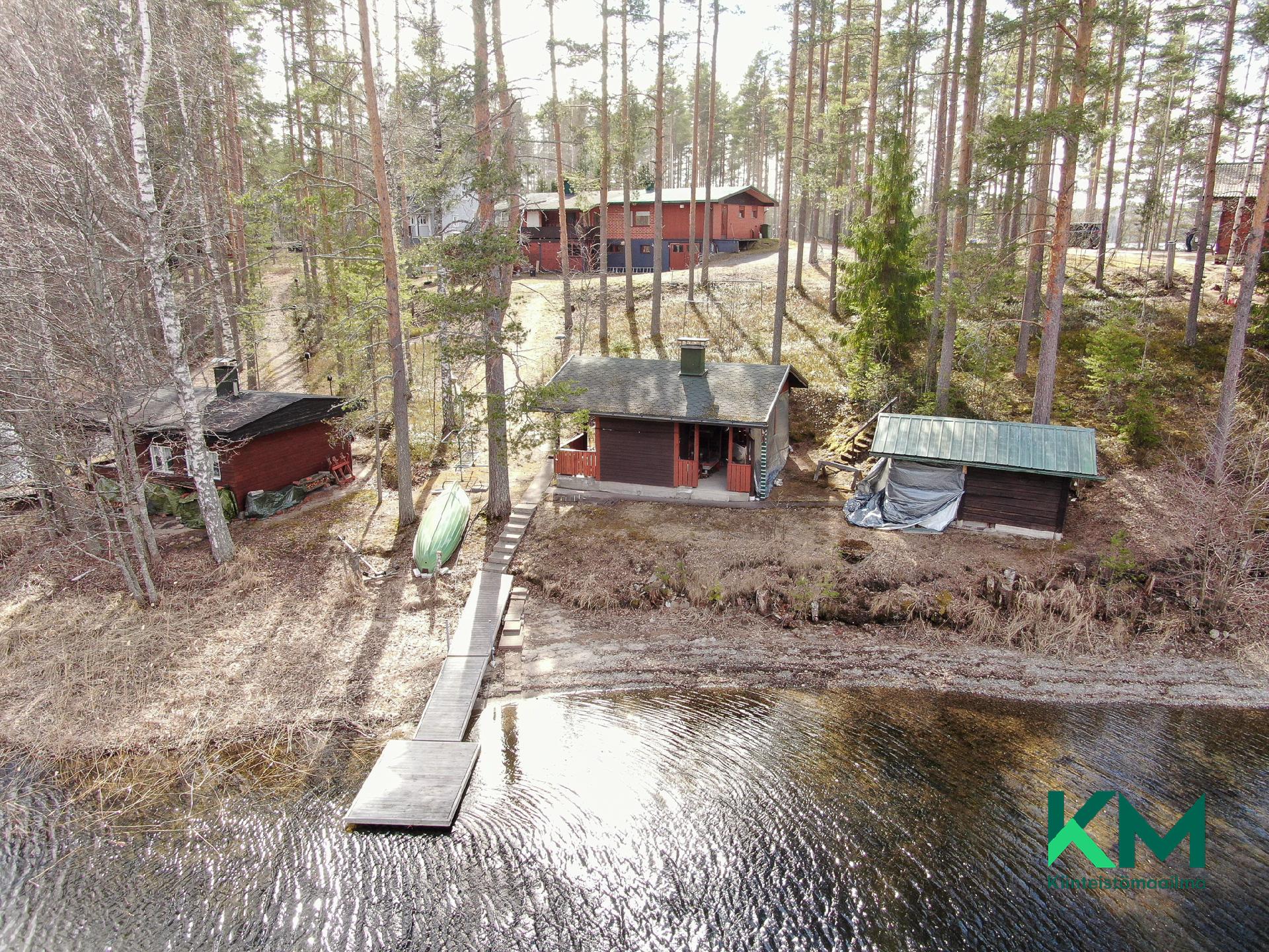 rantasauna ja puuliiteri oikealla