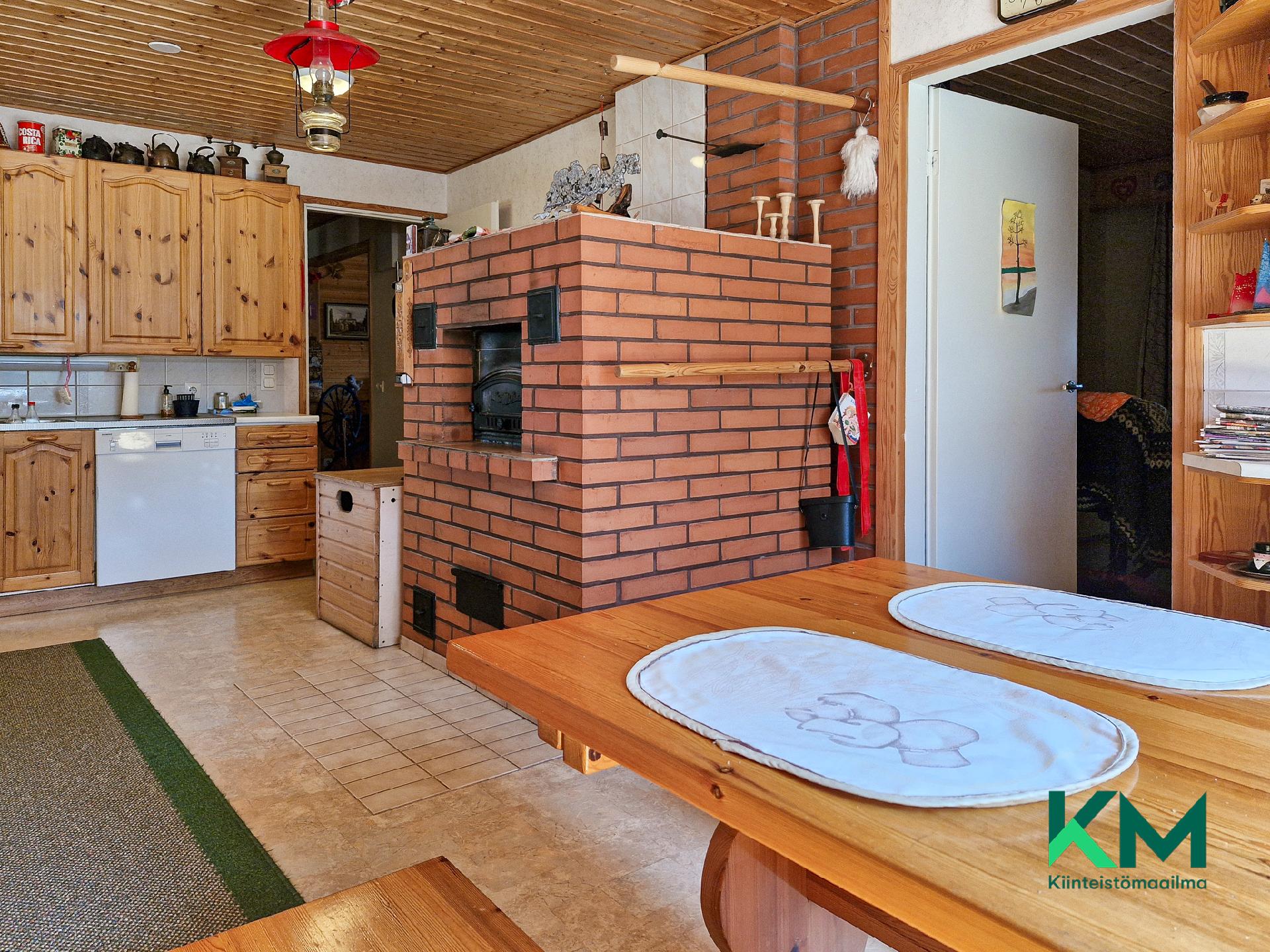 leivinuuni keittiössä