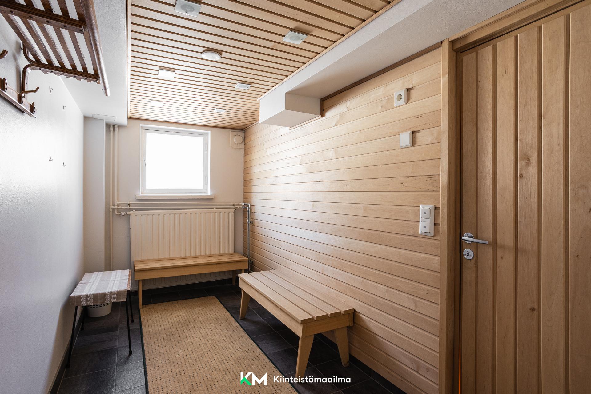 Taloyhtiön saunan pukuhuone