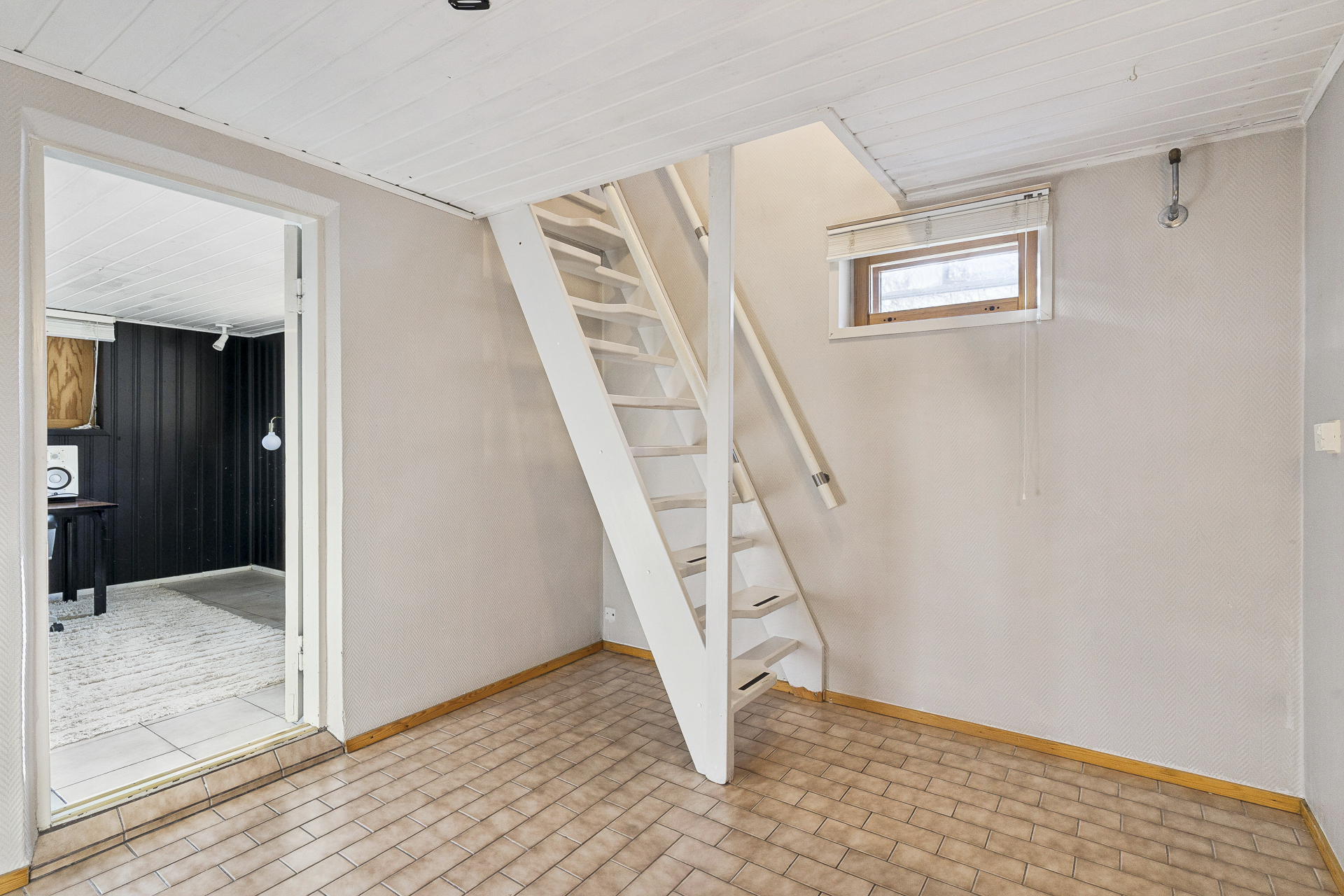 Portaat kellarikerrokseen