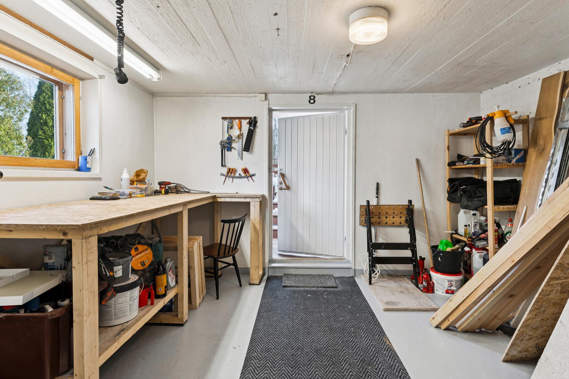 Varastohuone ja käynti ulos