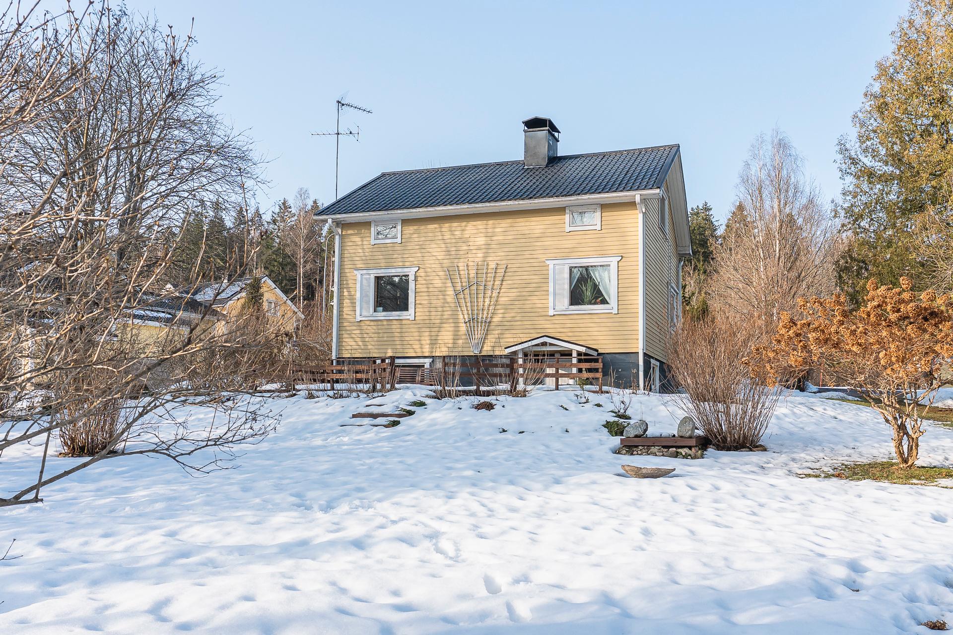 Talo takapihalta päin