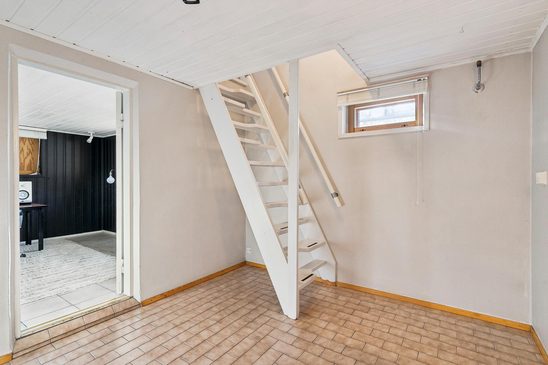 Portaat kellarikerrokseen