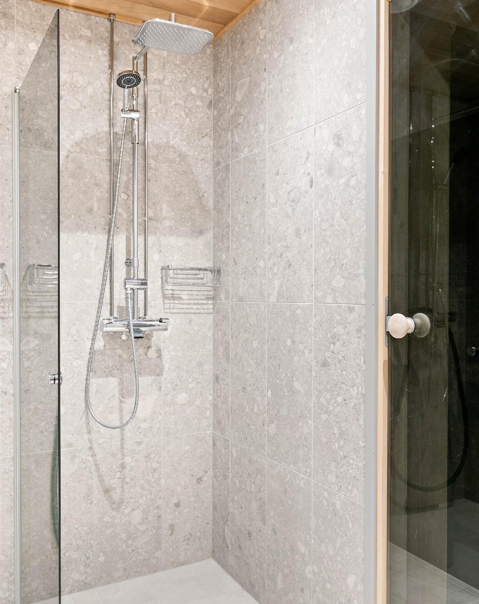 Suihku yhtiön saunatilassa