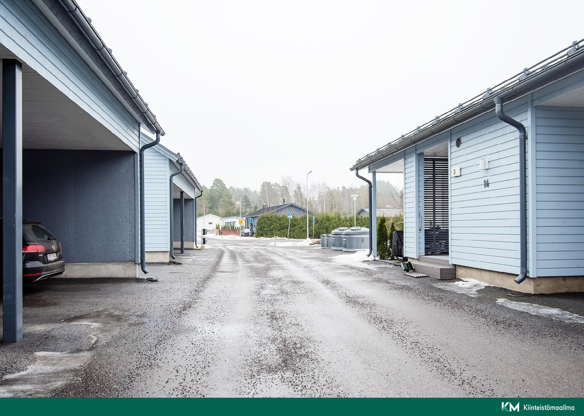 Huoneiston yhteydessä myydään erillinen autokatososake asunnon edestä