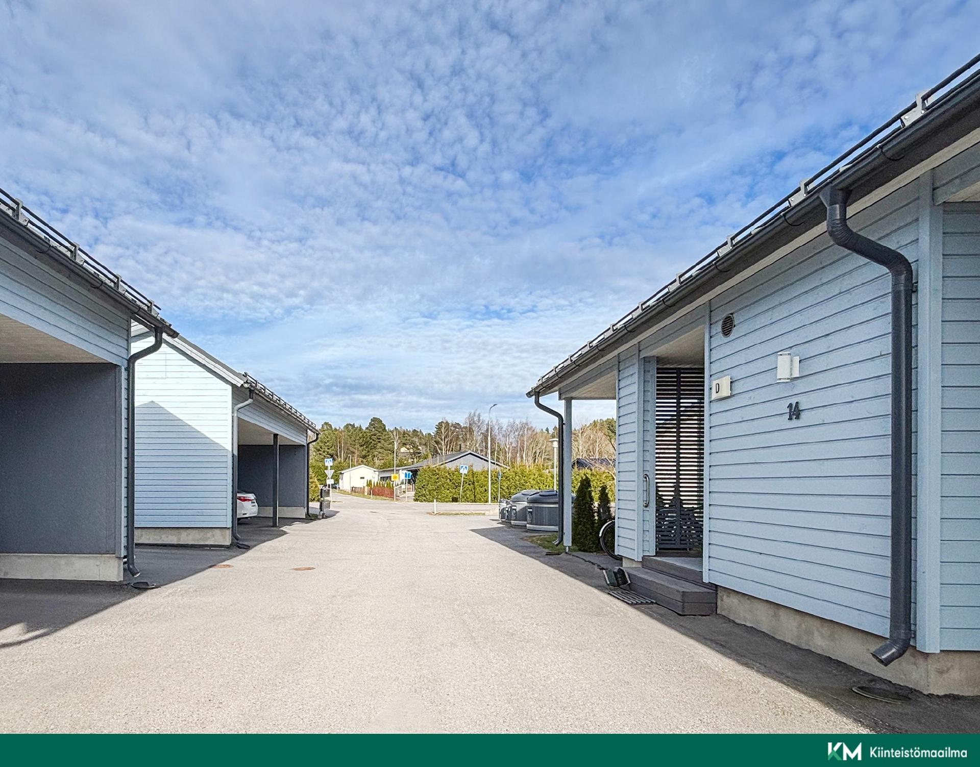 Huoneiston yhteydessä myydään autokatososake asunnon edestä