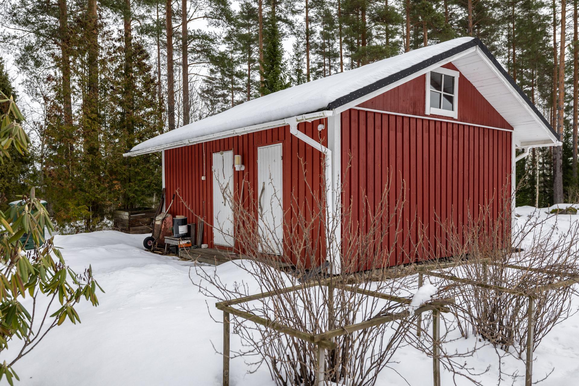 varasto/liiteri, takana oleva osa naapurin