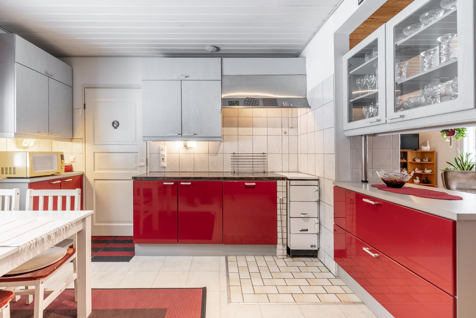 keittiö, remontoitu v. 2010