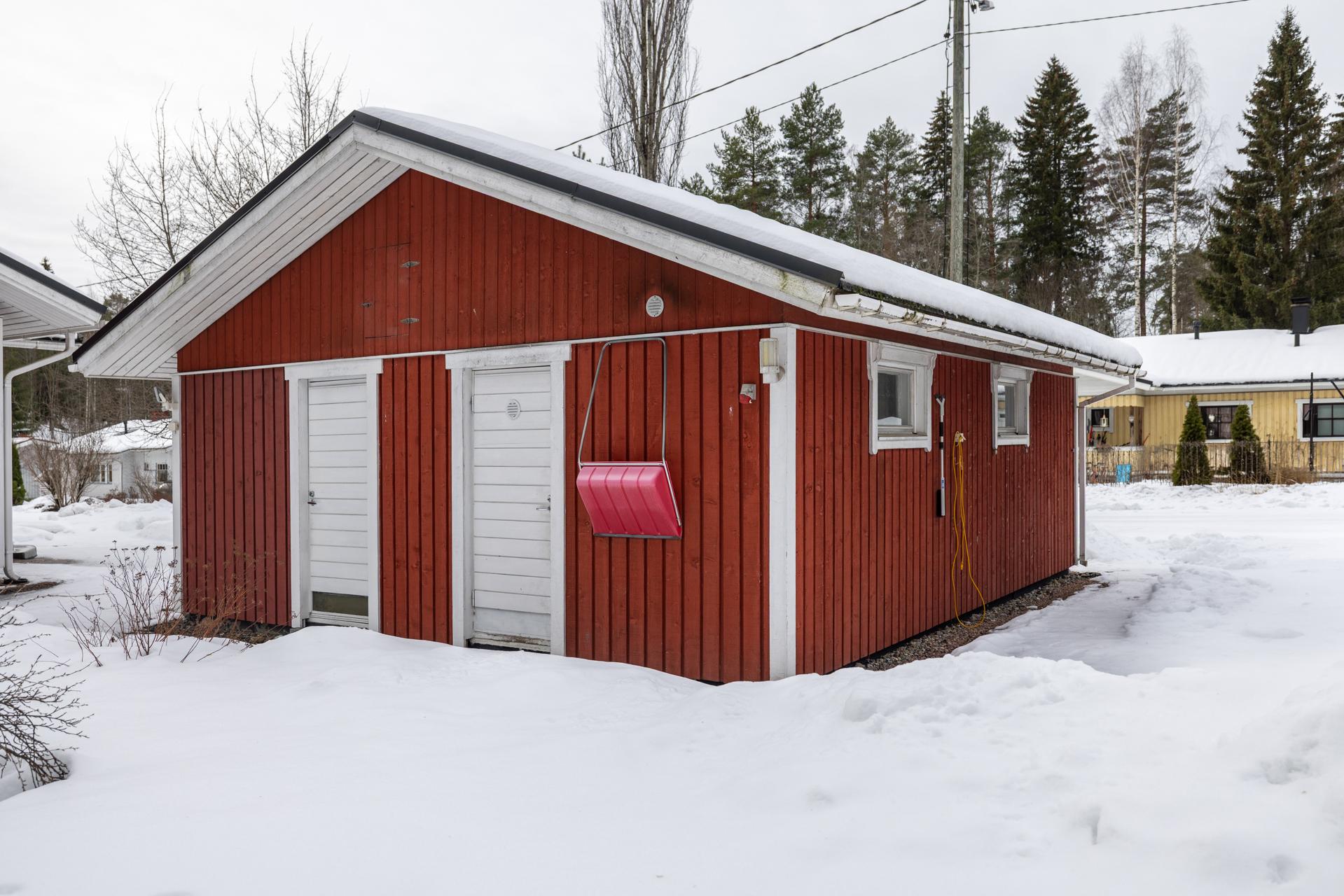 kulku talliin myös takaa