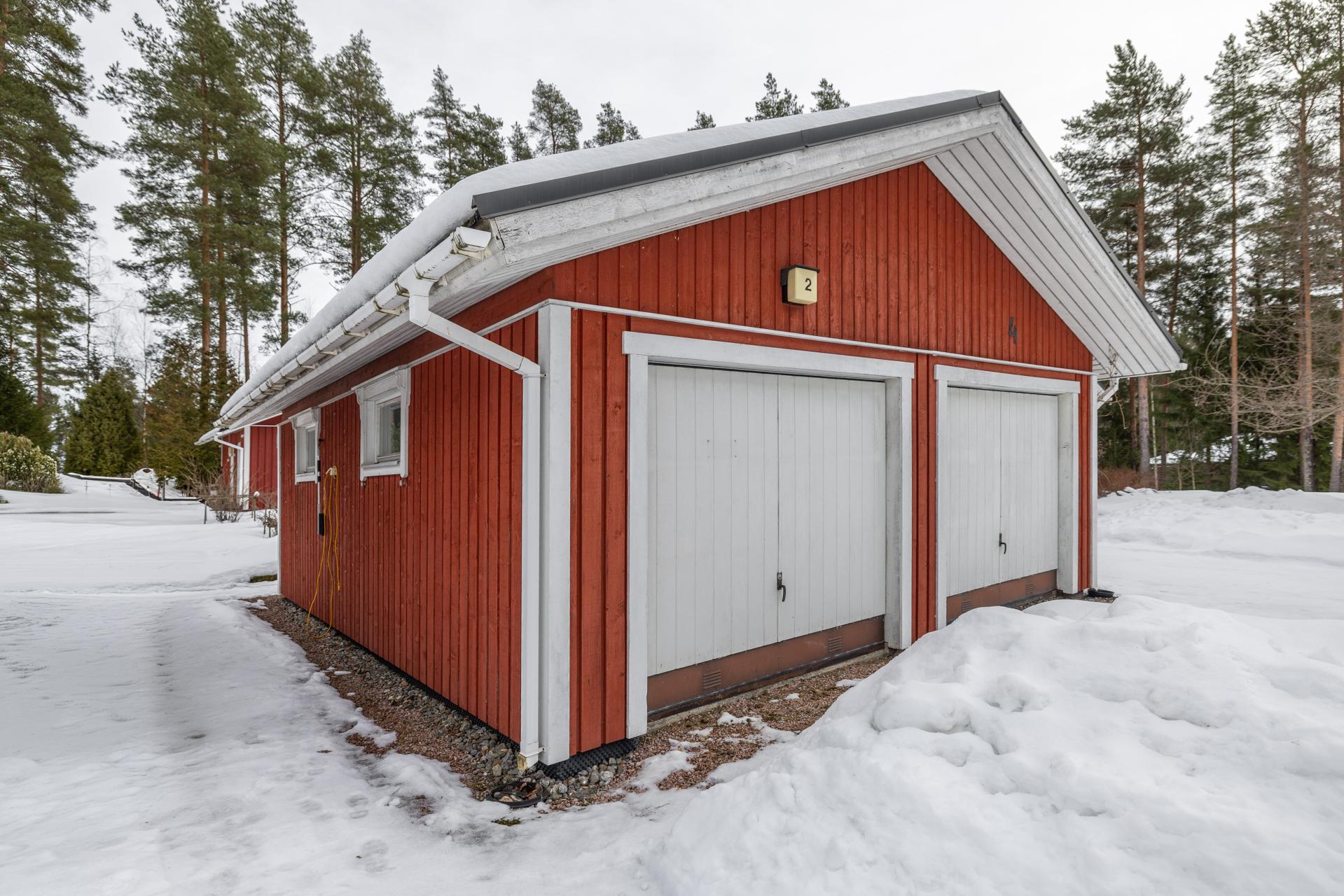 autotalli, oikea puoli naapurin