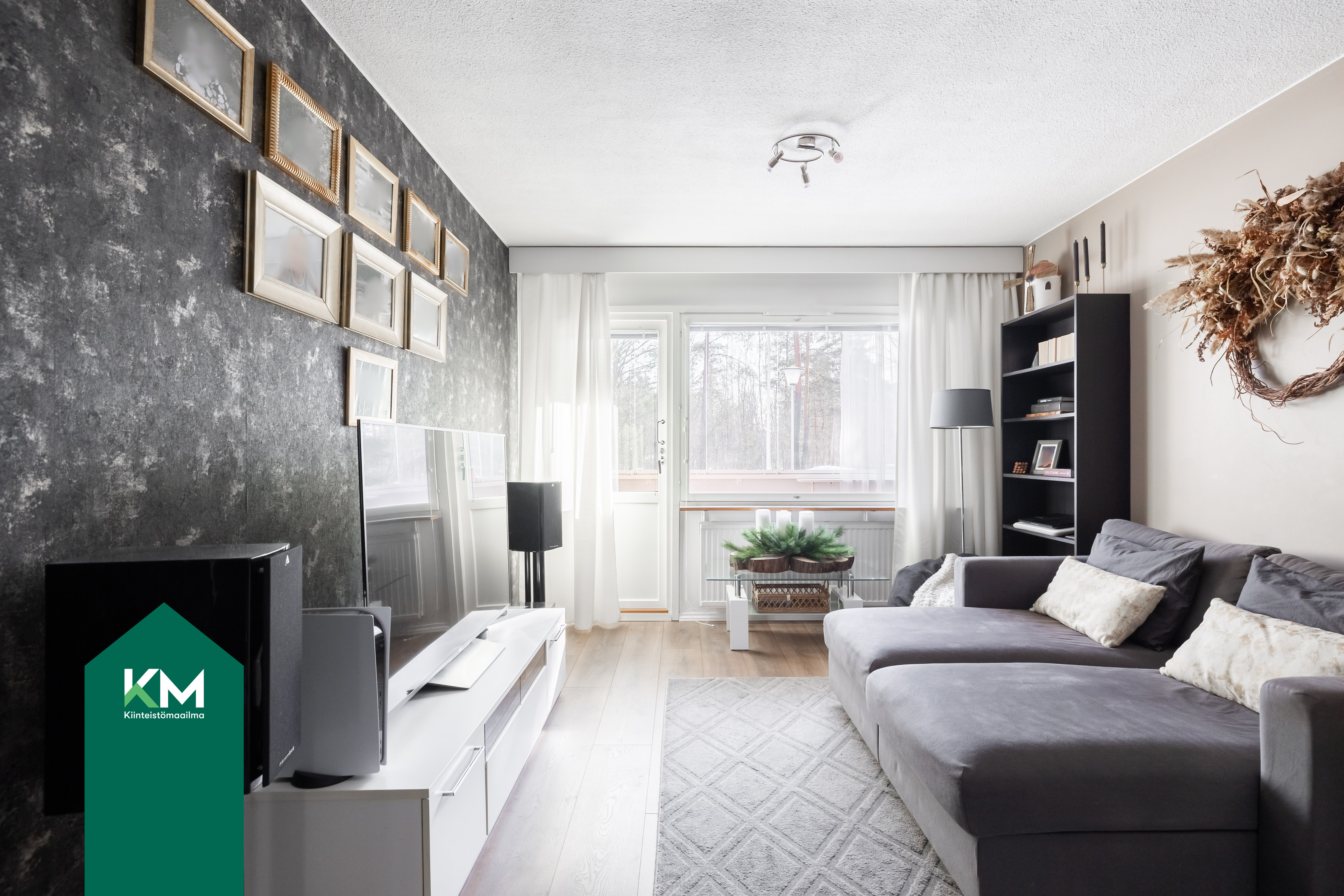 Olohuoneesta kulku lasitetulle parvekkeelle