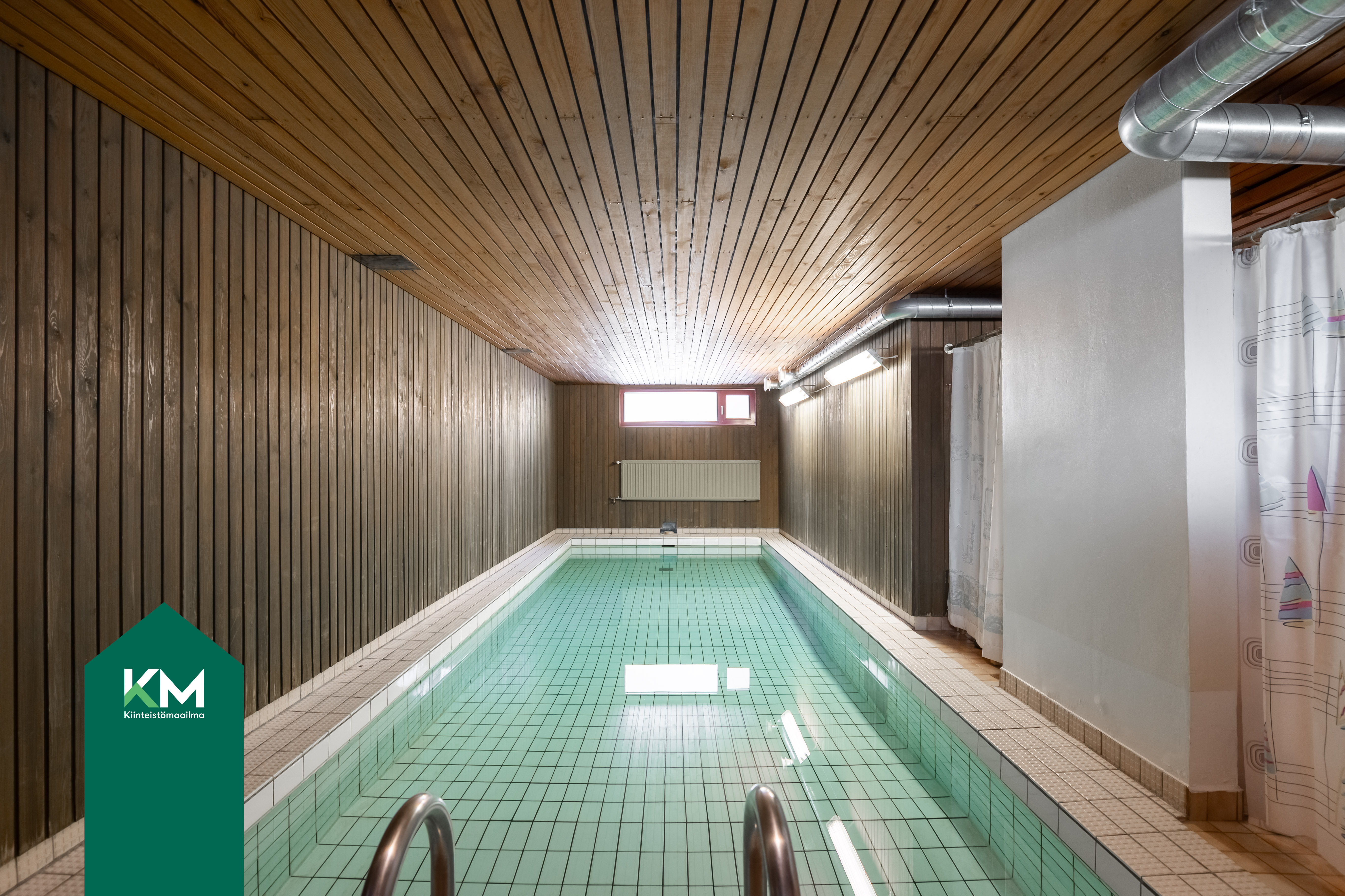 Taloyhtiön saunatilojen yhteydessä on uima-allas