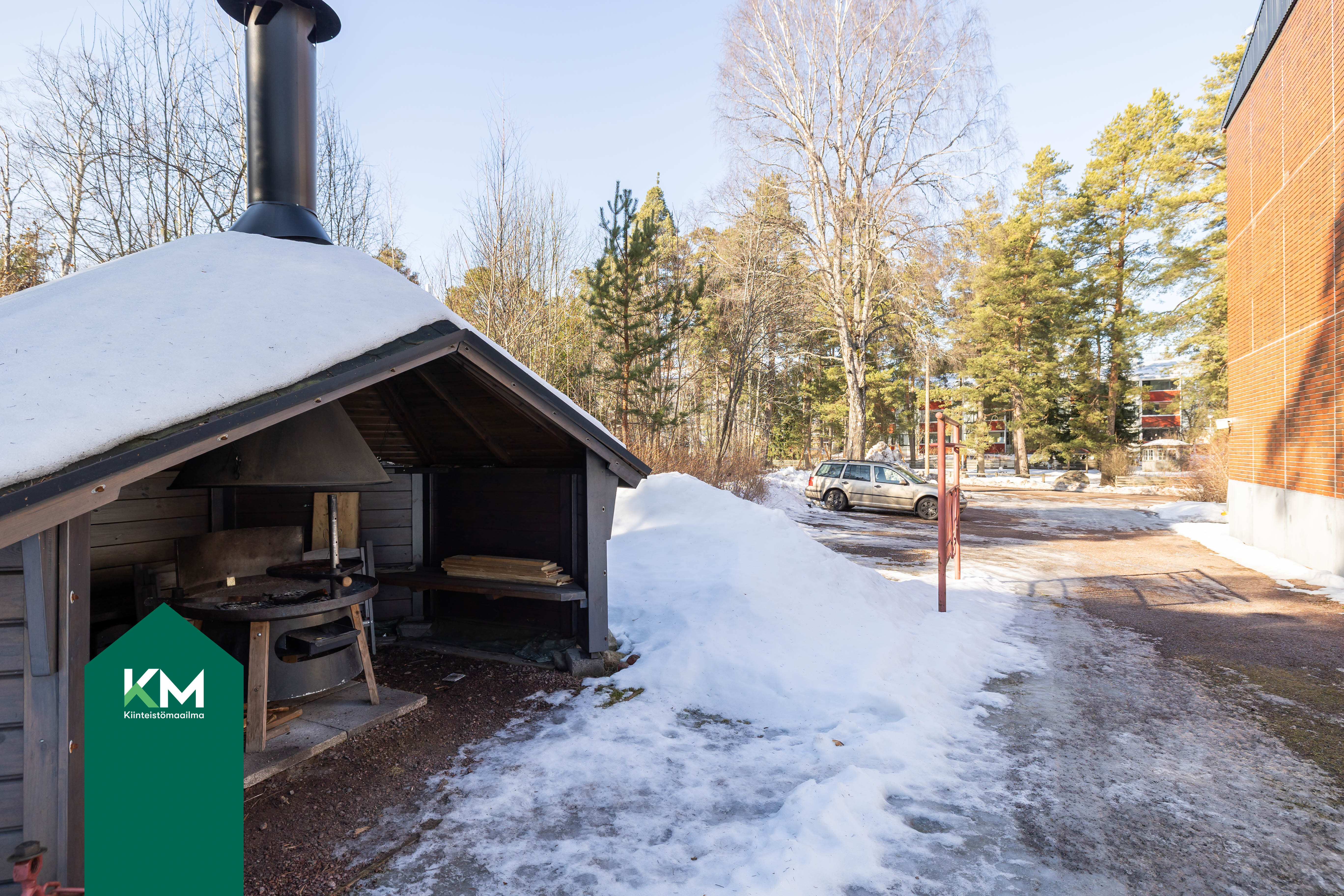 Taloyhtiön pihalla on grilli asukkaiden käytössä