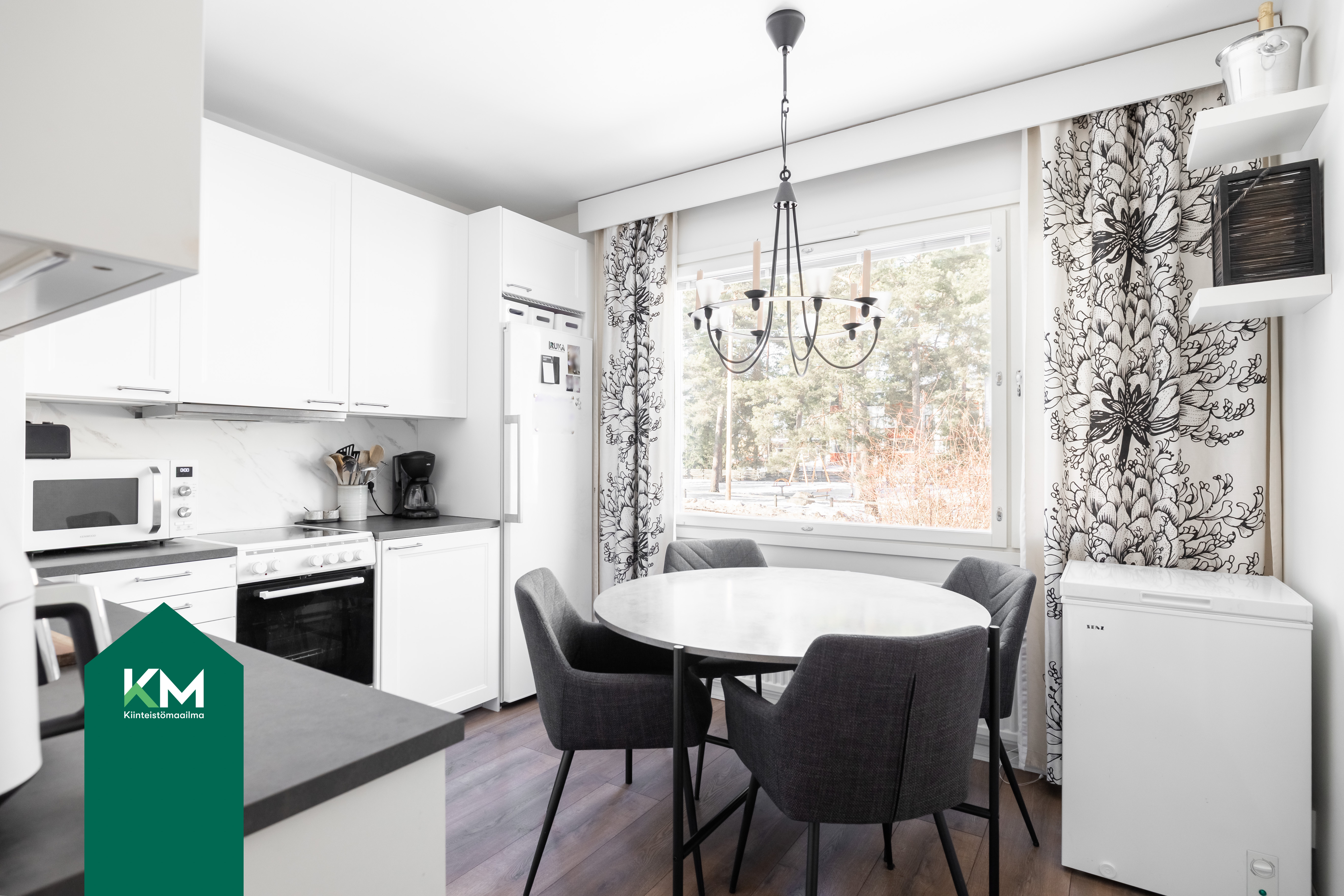 Keittiö on ajattoman vaalea