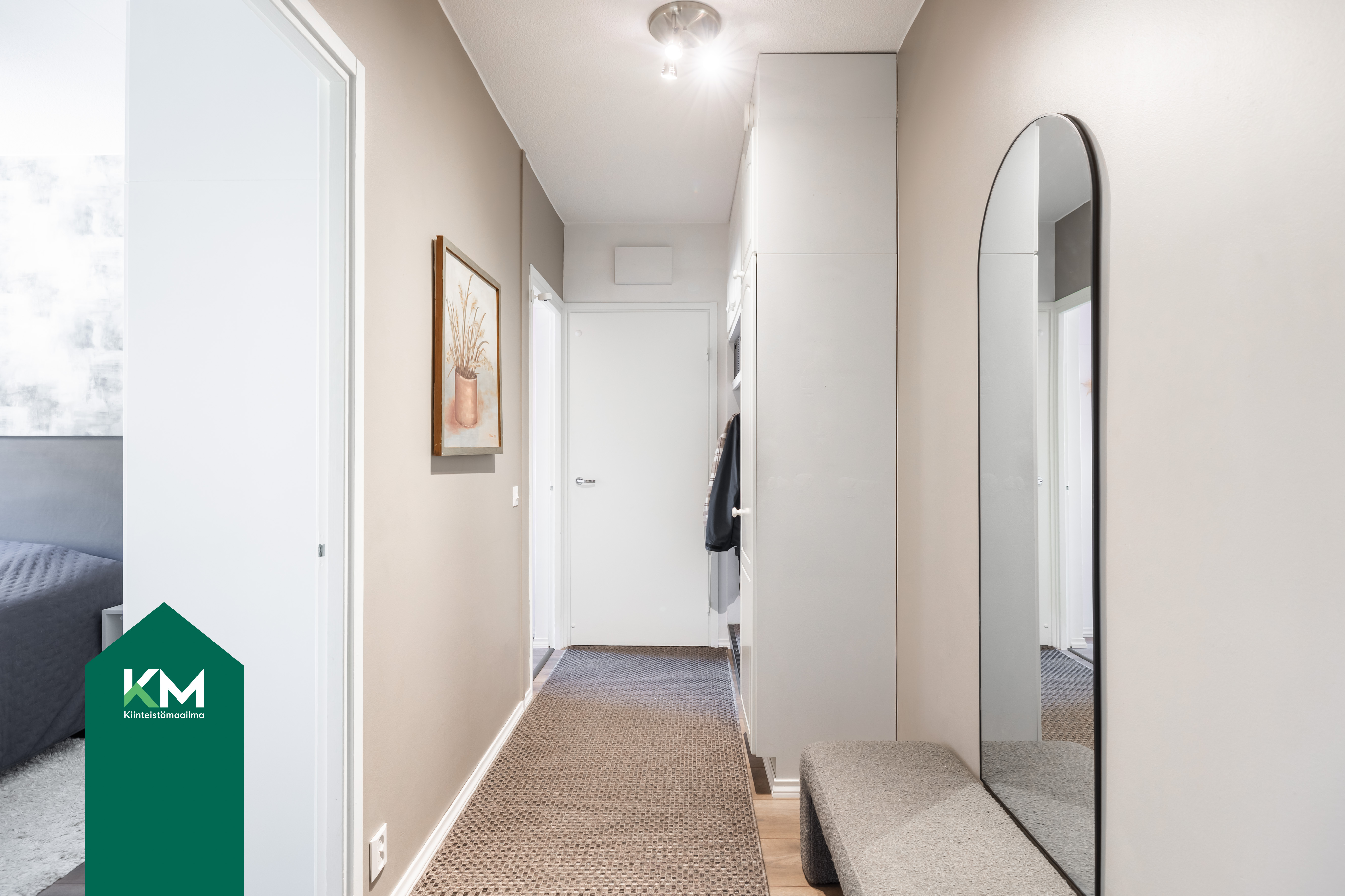 Eteisessä on kaapisto