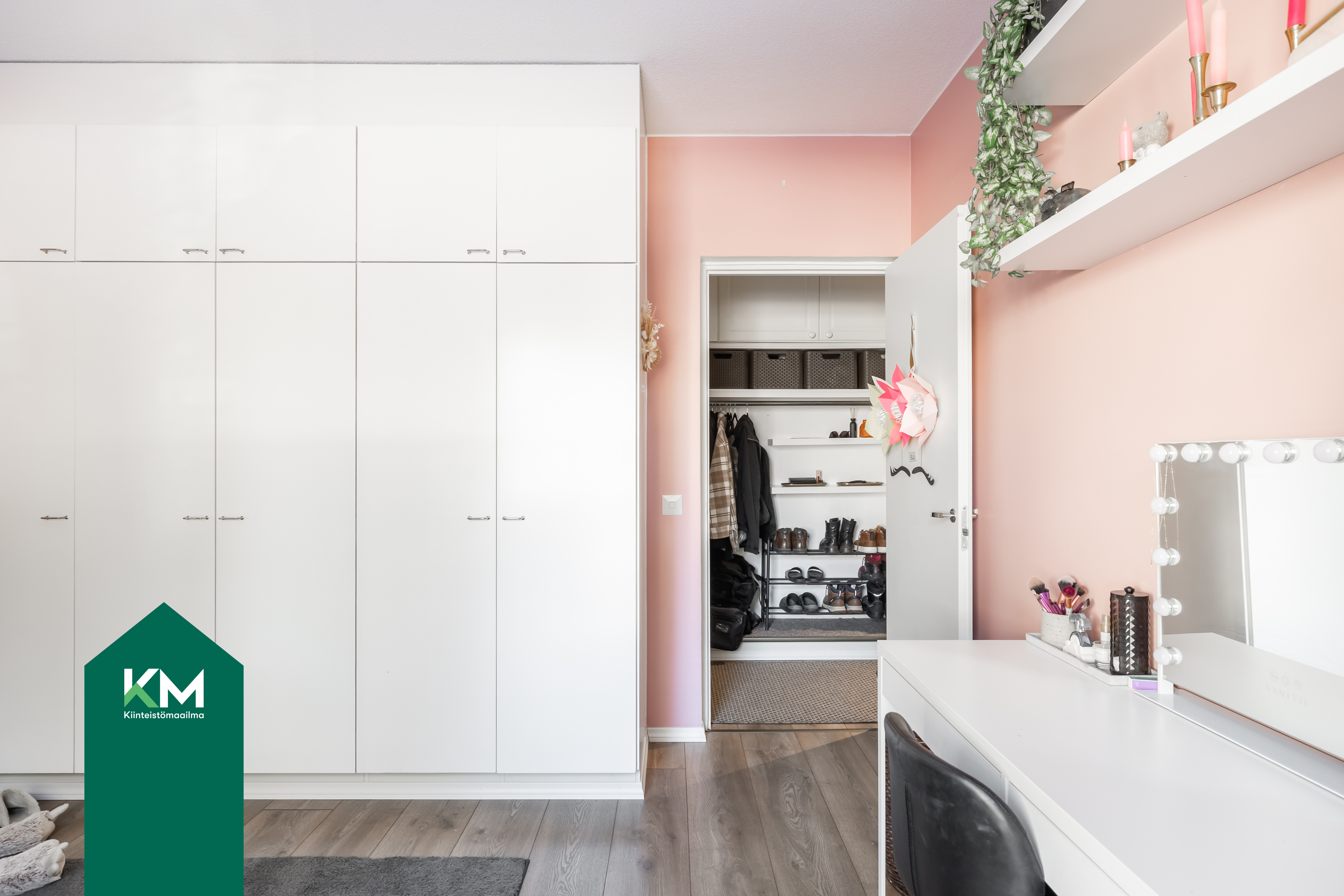 Kummassakin makuuhuoneessa on kaapistot