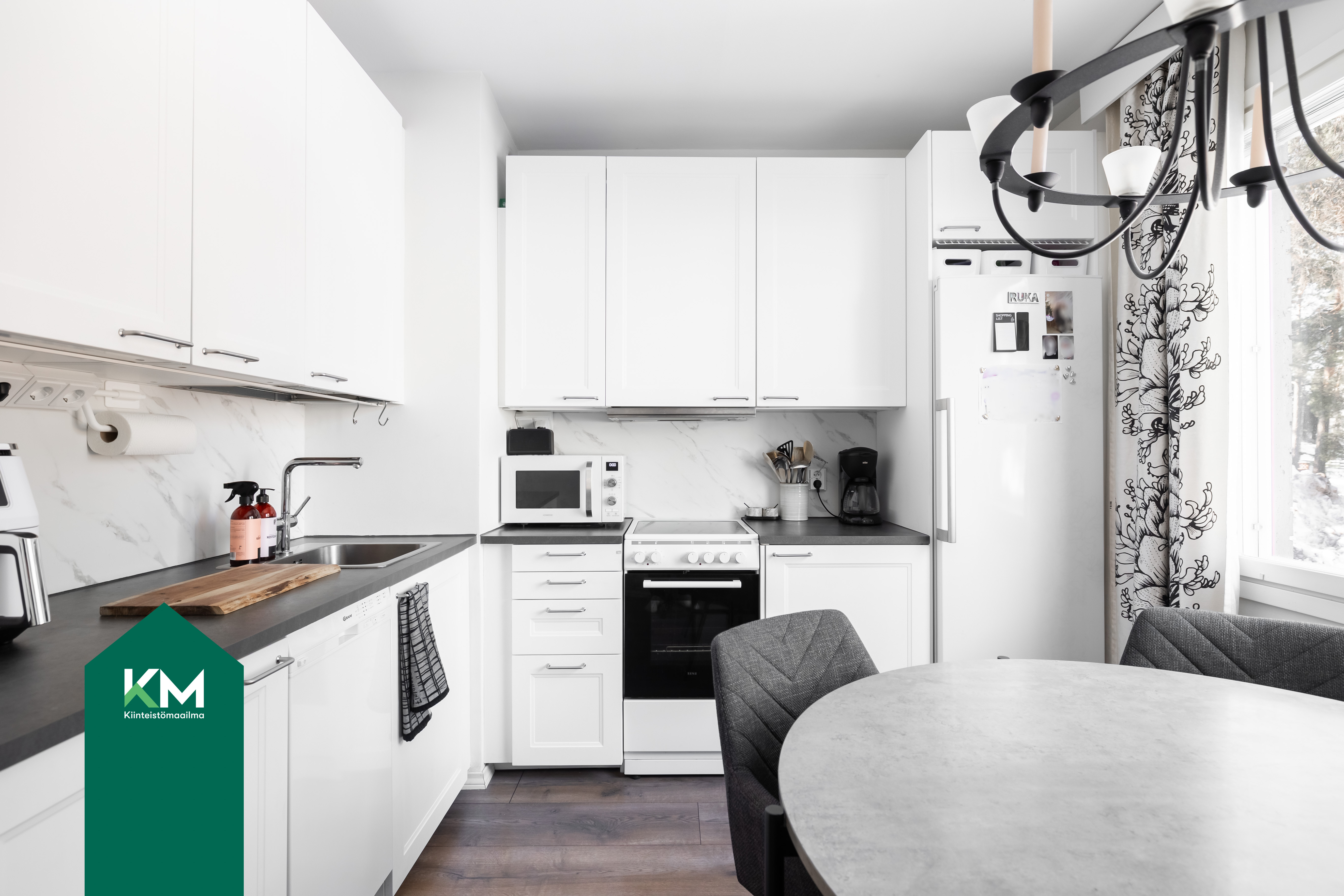 Keittiö on remontoitu 2005 ja edelleen siistissä kunnossa