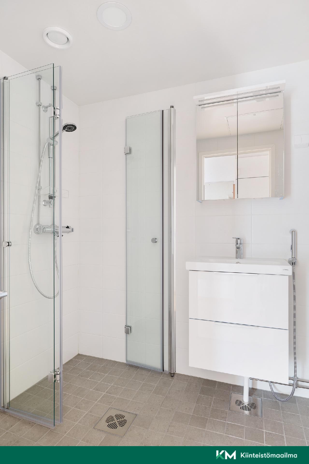 Remontoitu kylpyhuone 