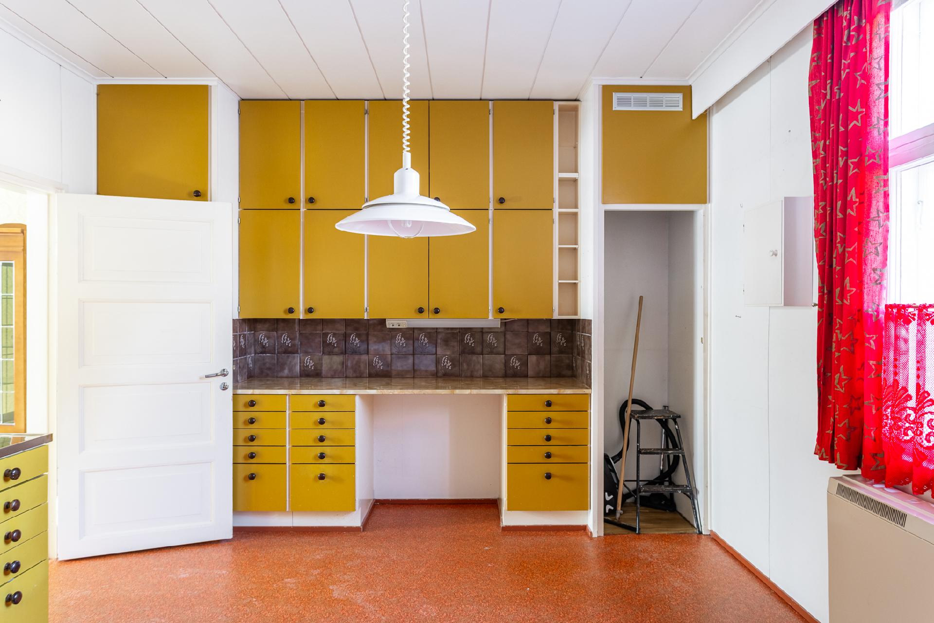 Rautatienkatu 5, Asemantausta, Hämeenlinna