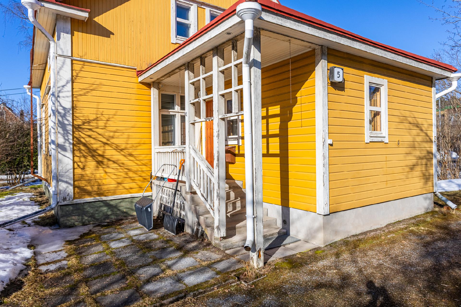 Rautatienkatu 5, Asemantausta, Hämeenlinna