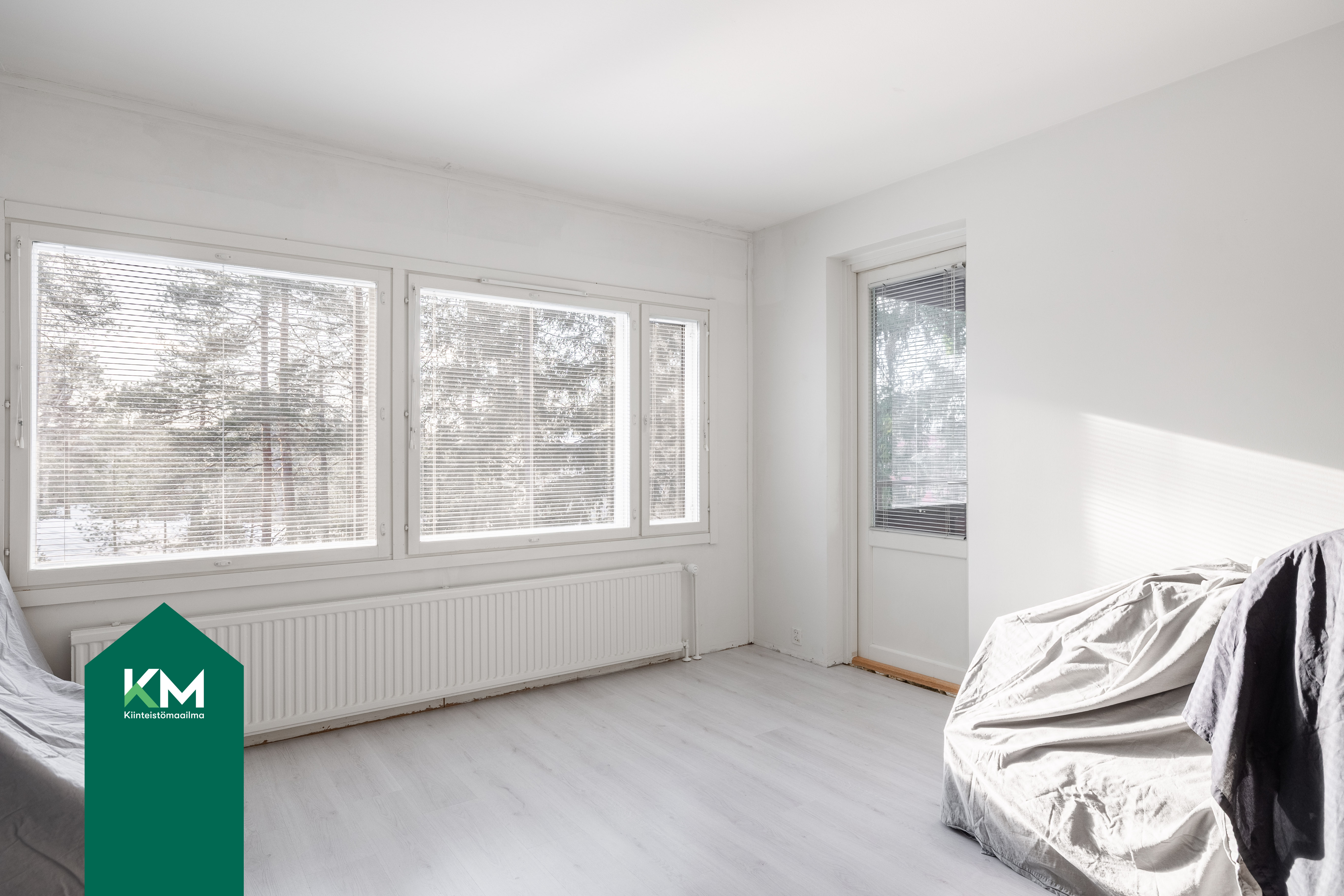 Olohuoneesta on kulku lasitetulle parvekkelle