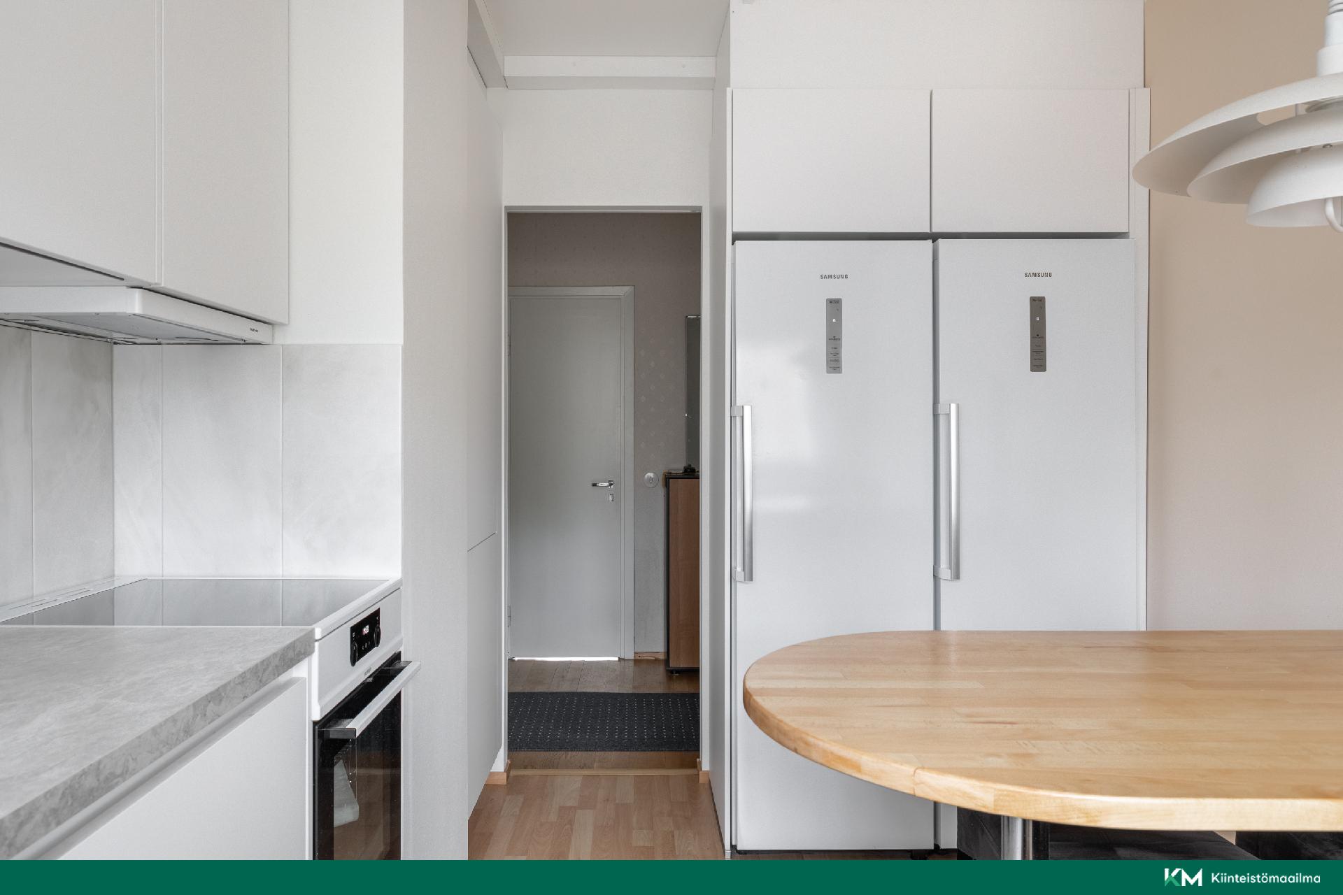 Täyskorkeat jääkaappi ja pakastin helpottavat arkea