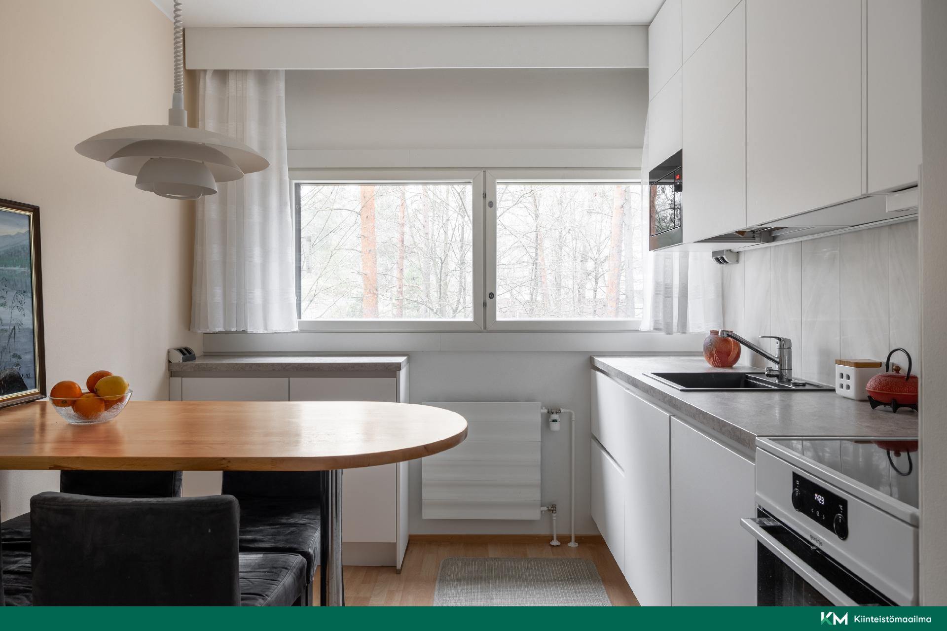 Noblessa Divine-keittiö runsaine kaappi- ja laskutiloineen