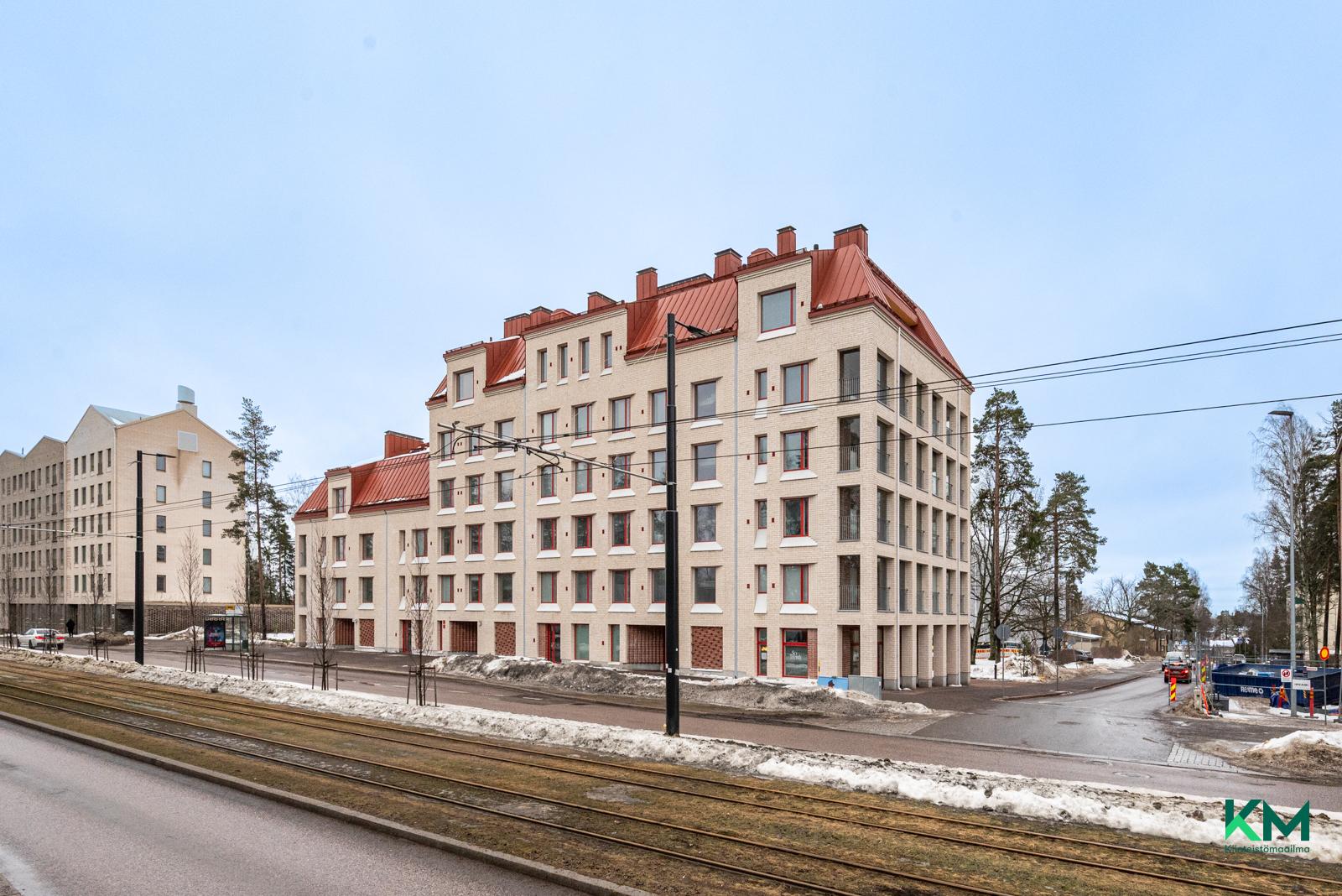 Talon julkisivu päätien varrelta, asunnon ikkunat ovat sisäpihalle päin