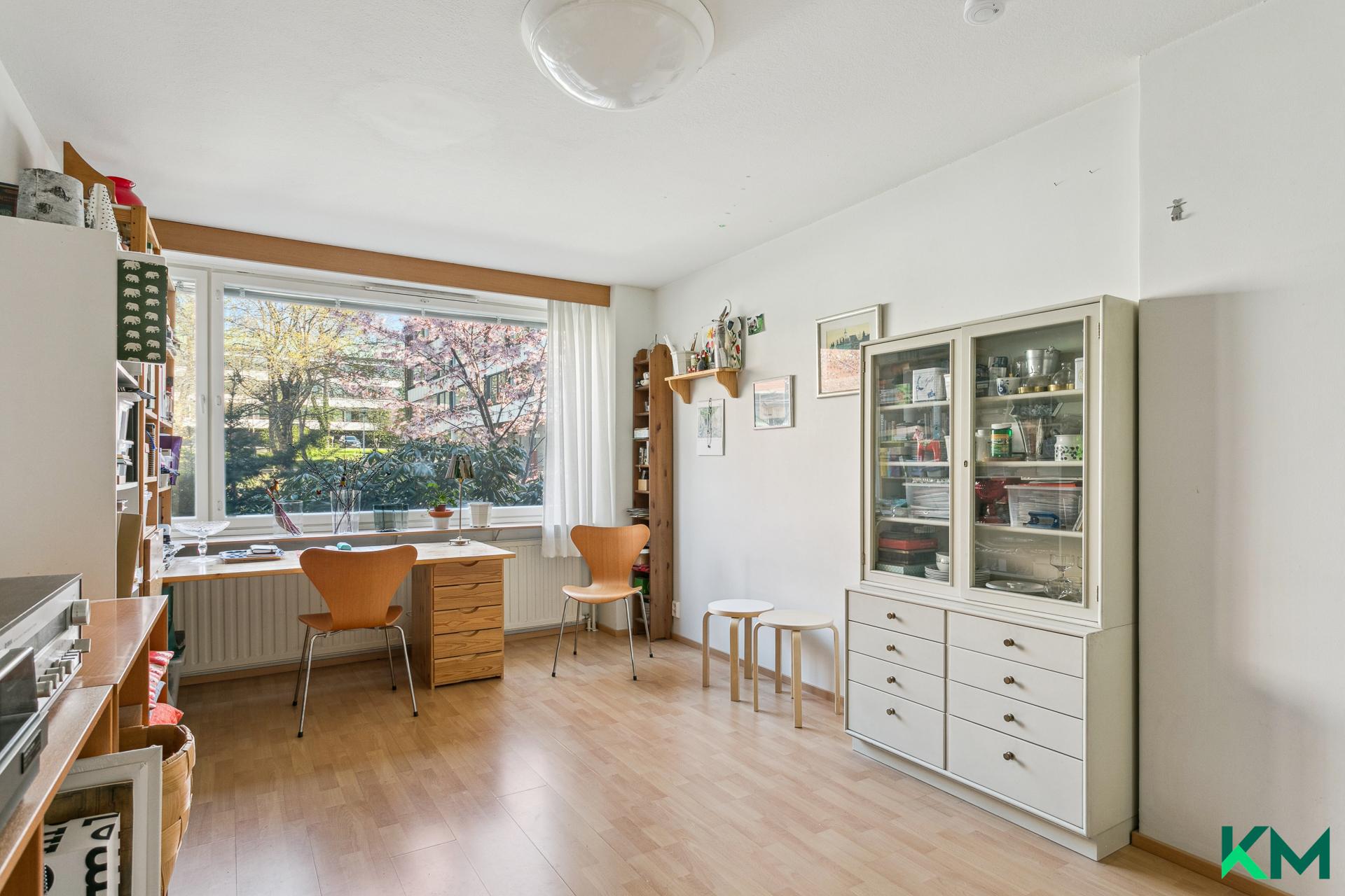 Alakerran isompi makuuhuone