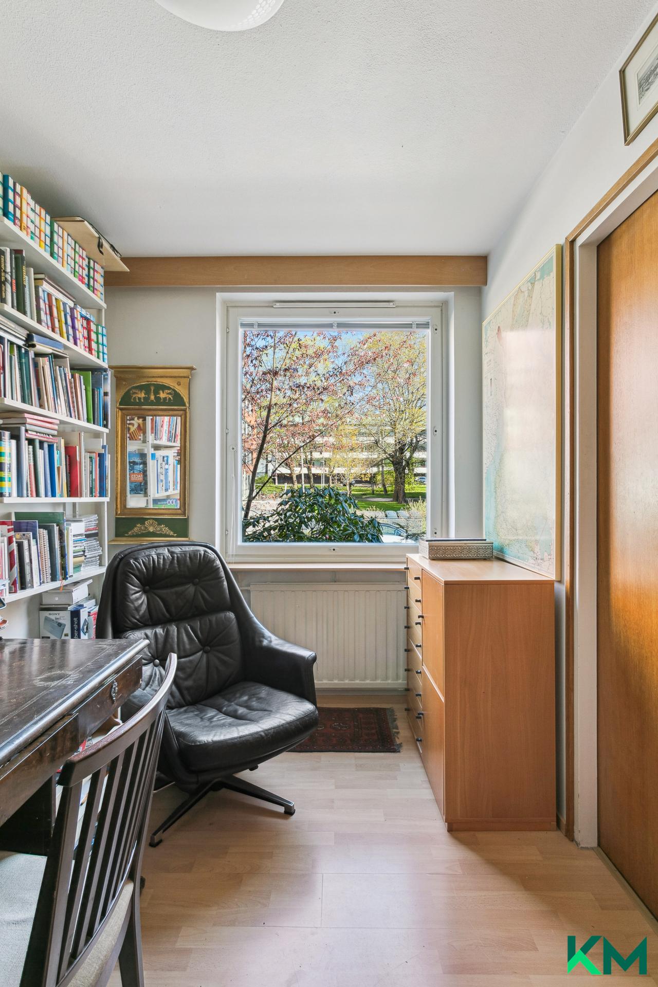 Alakerran pienempi makuuhuone