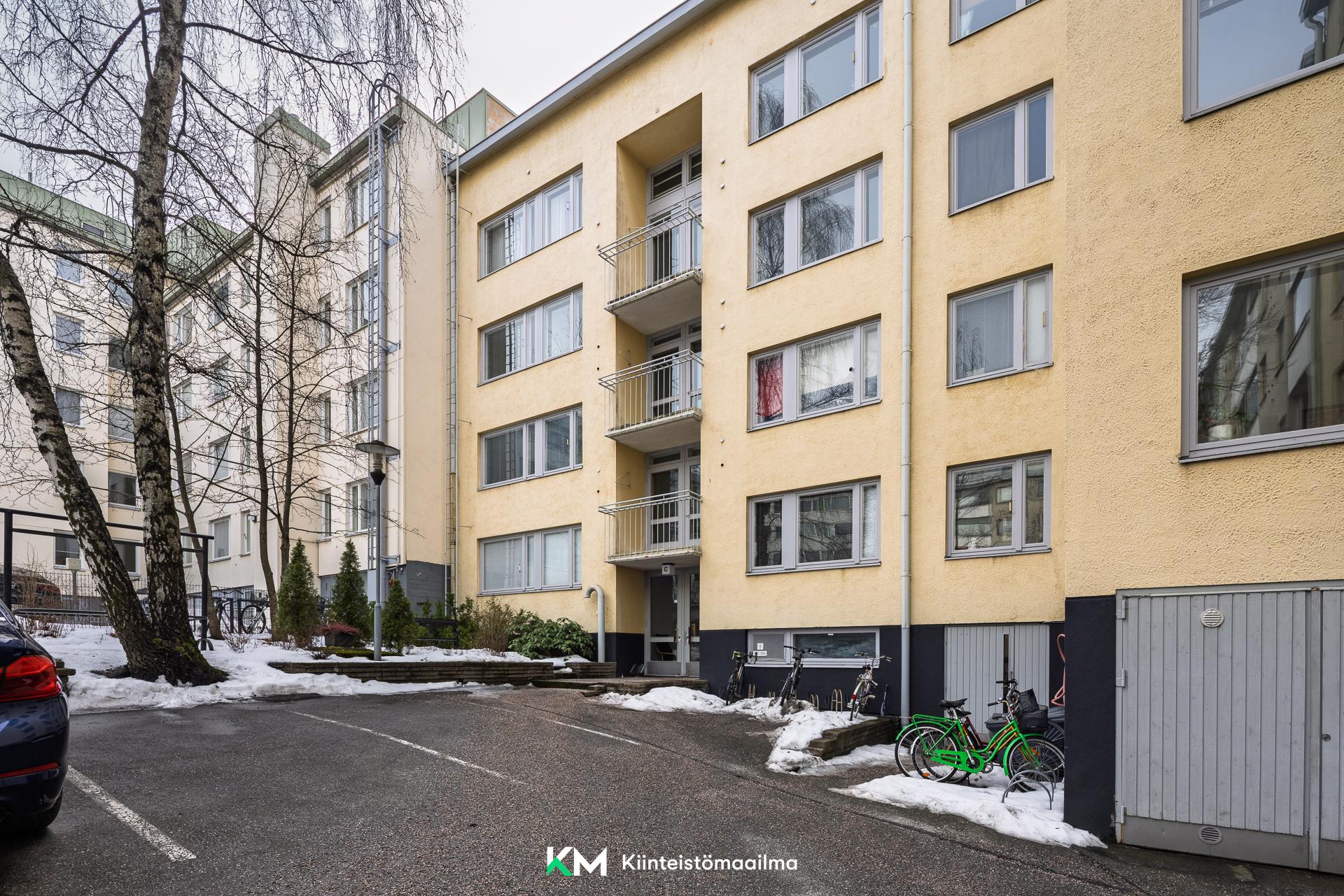 Pihajulkisivu, jonne toiset ikkunanäkymät