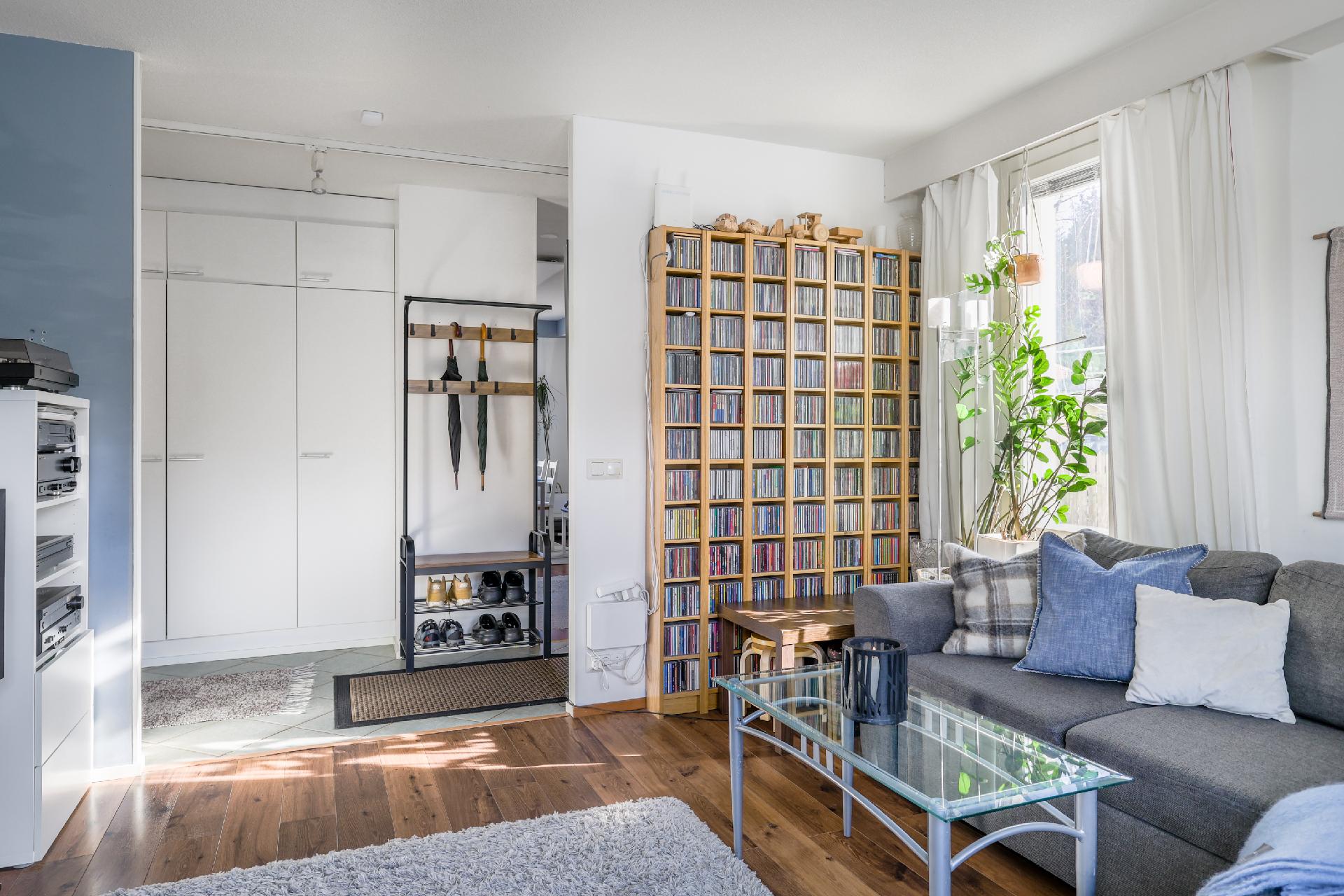 Olohuone, näkymä käytävälle