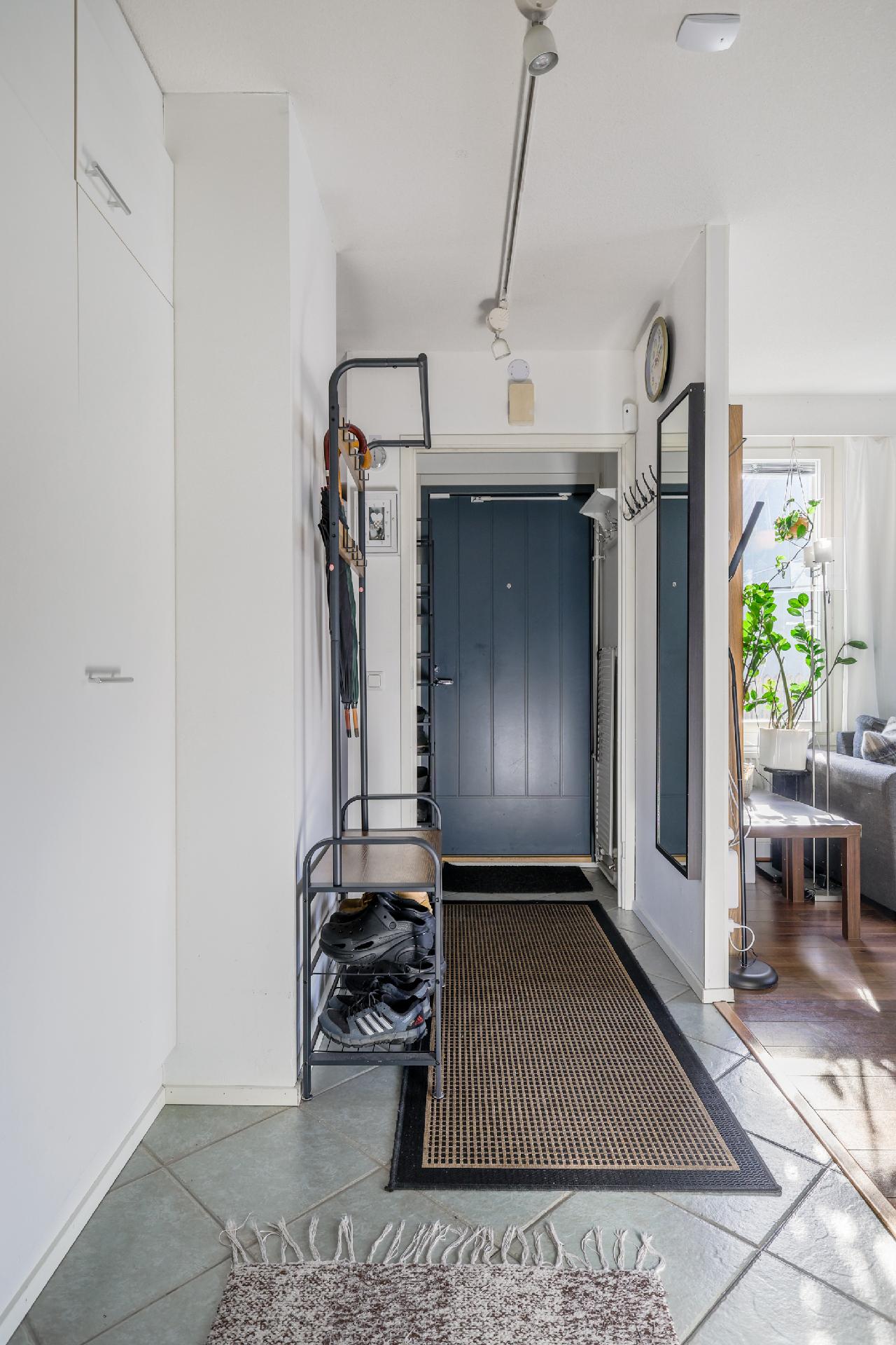 Käytävänäkymä ulko-ovelle