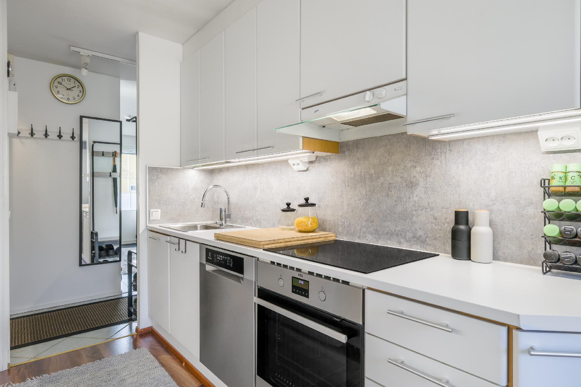 Keittiön allas-, hella- sekä uuniseinä