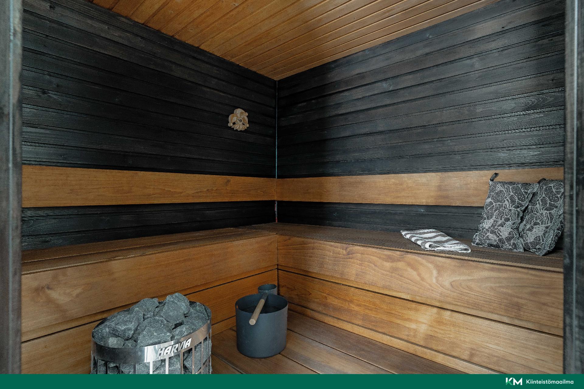 Kaunis remontoitu sauna.