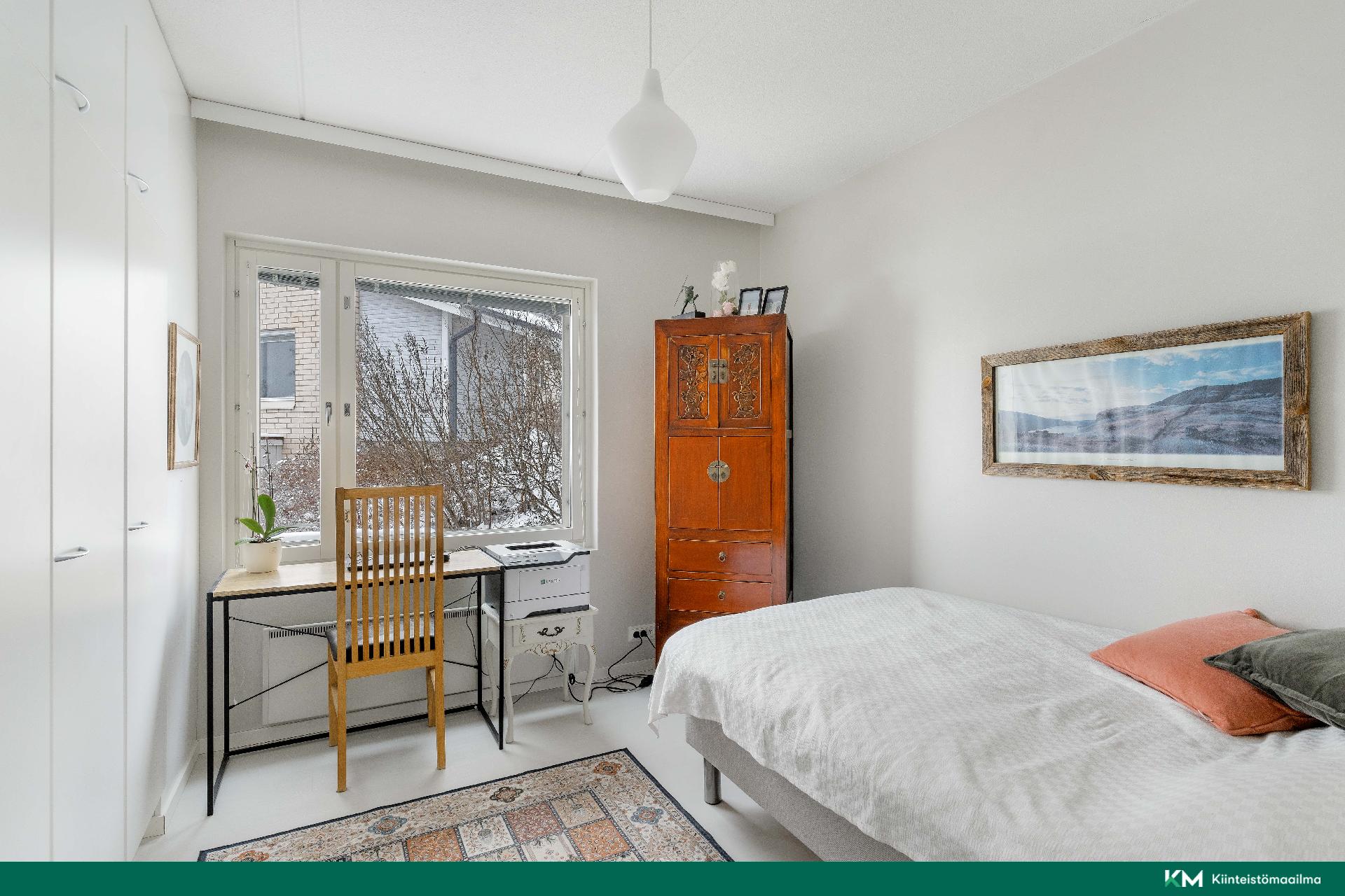 Yläkerran työ-/makuuhuone.