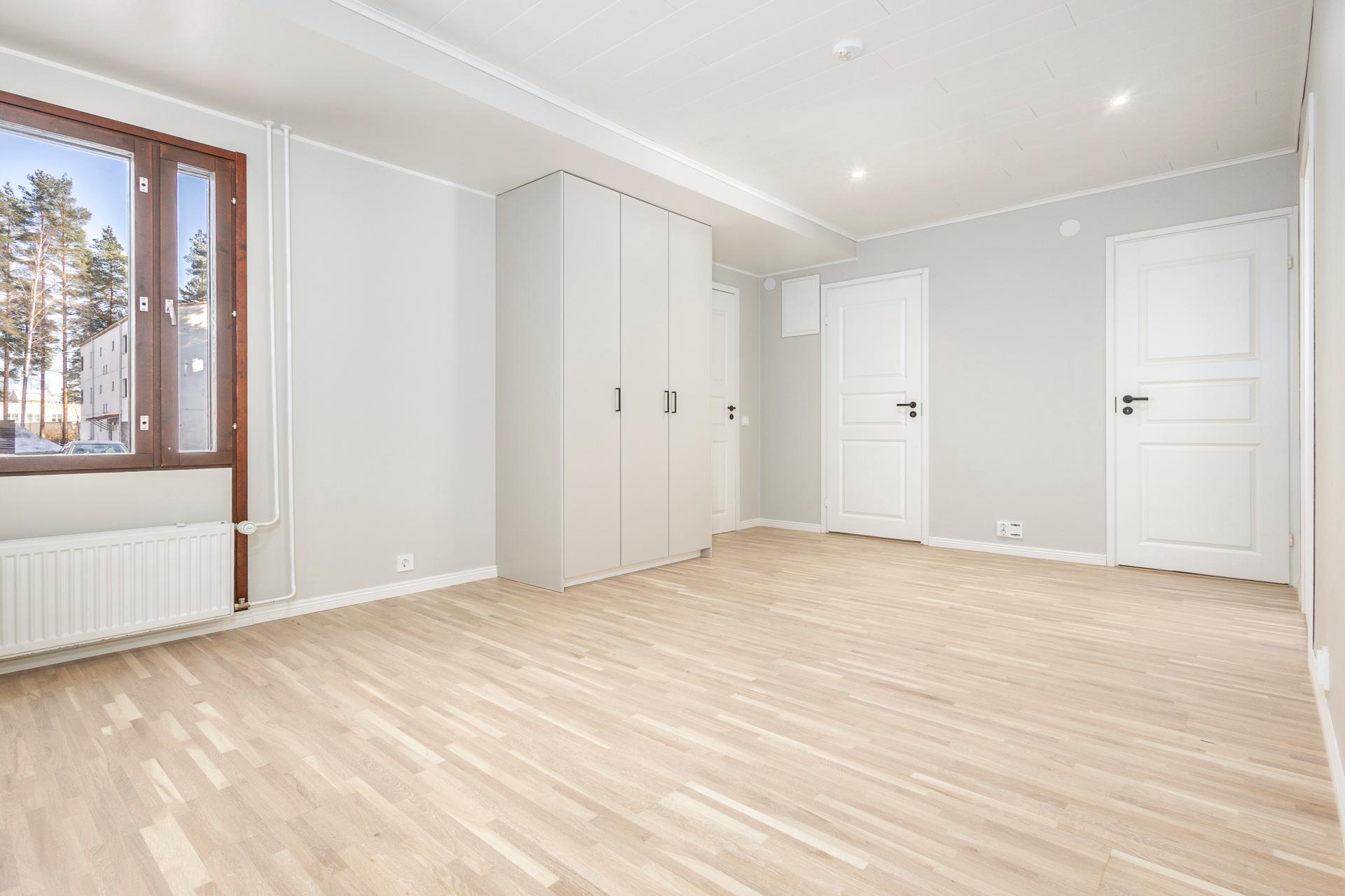 Eteisaula mihin mahtuu ruokapöytä