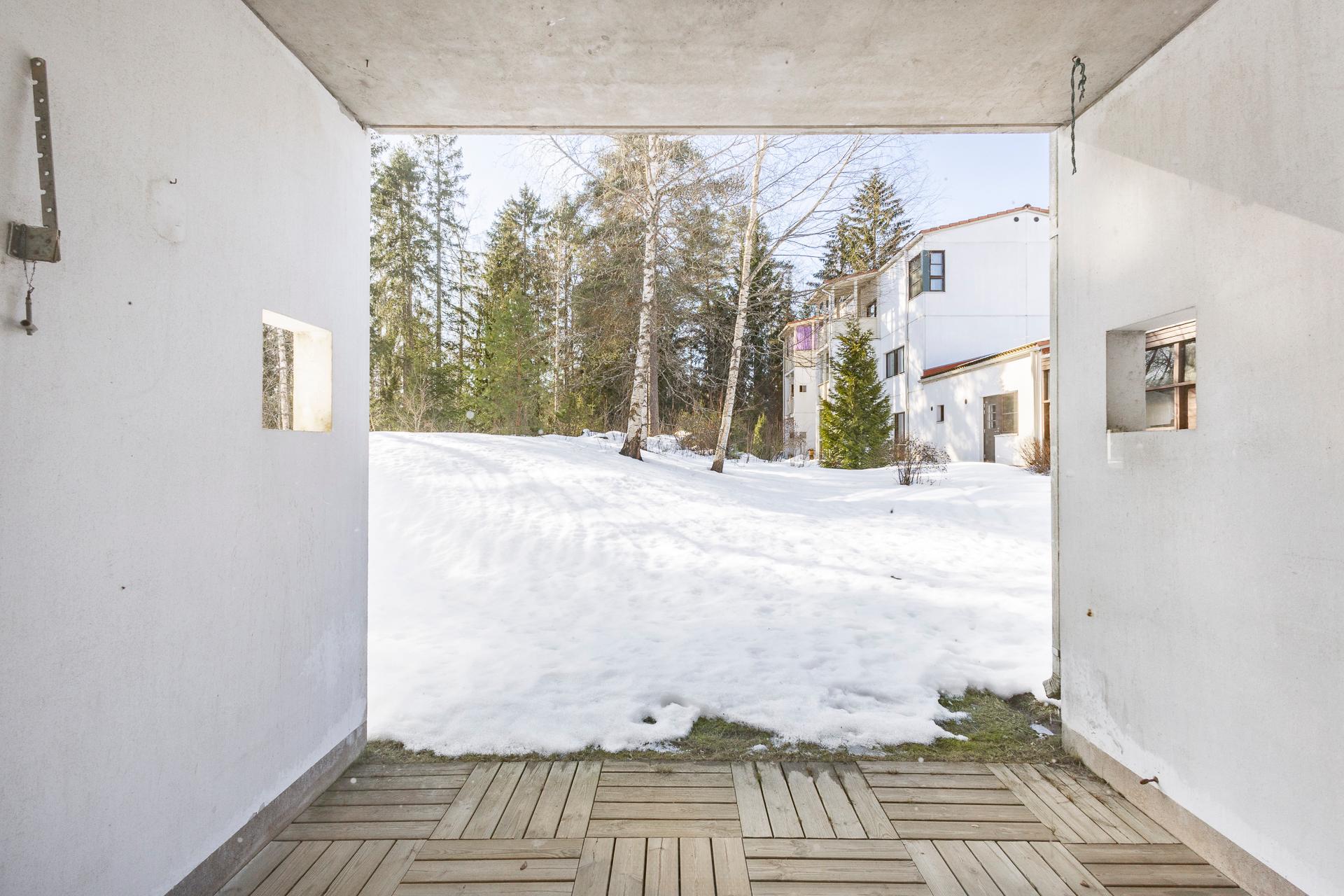 Takapiha mihin tulee pieni terassi