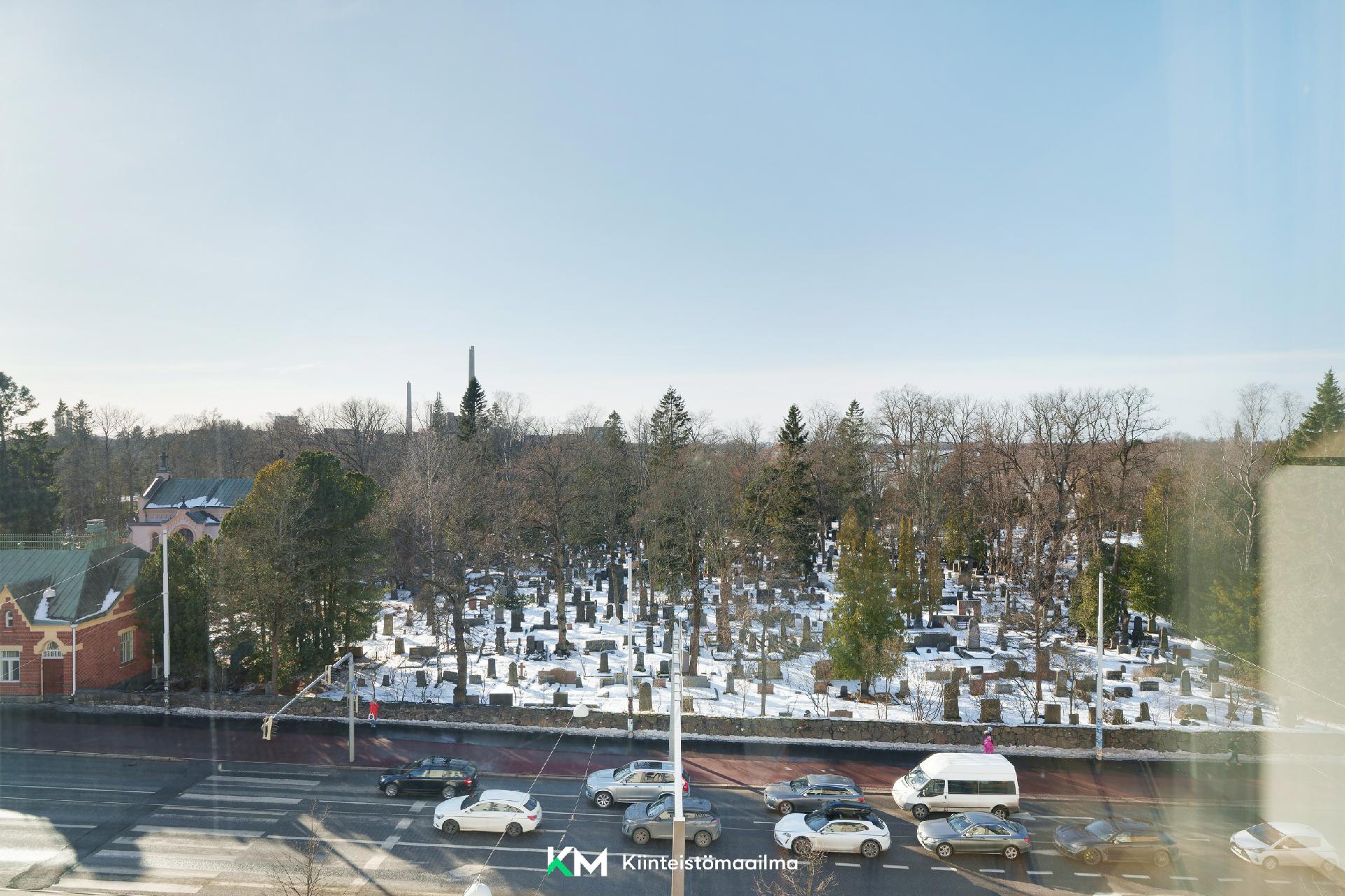 Olohuoneesta avautuu avara, esteetön näkymä Hietaniemen hautausmaan yli ja talviaikaan aina Seurasaaren selälle saakka!