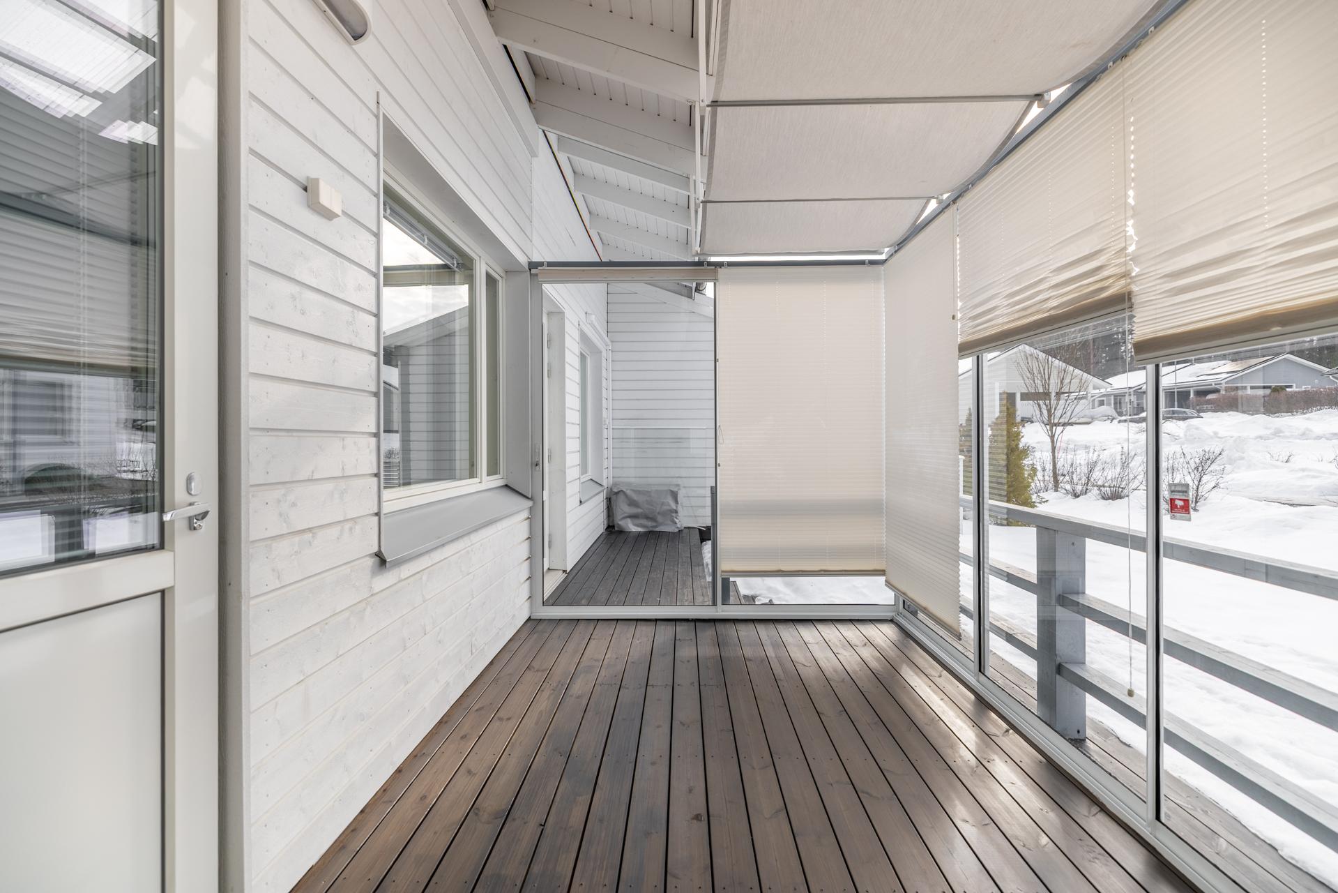 lasitettu terassi, käynti kodinhoitohuoneesta