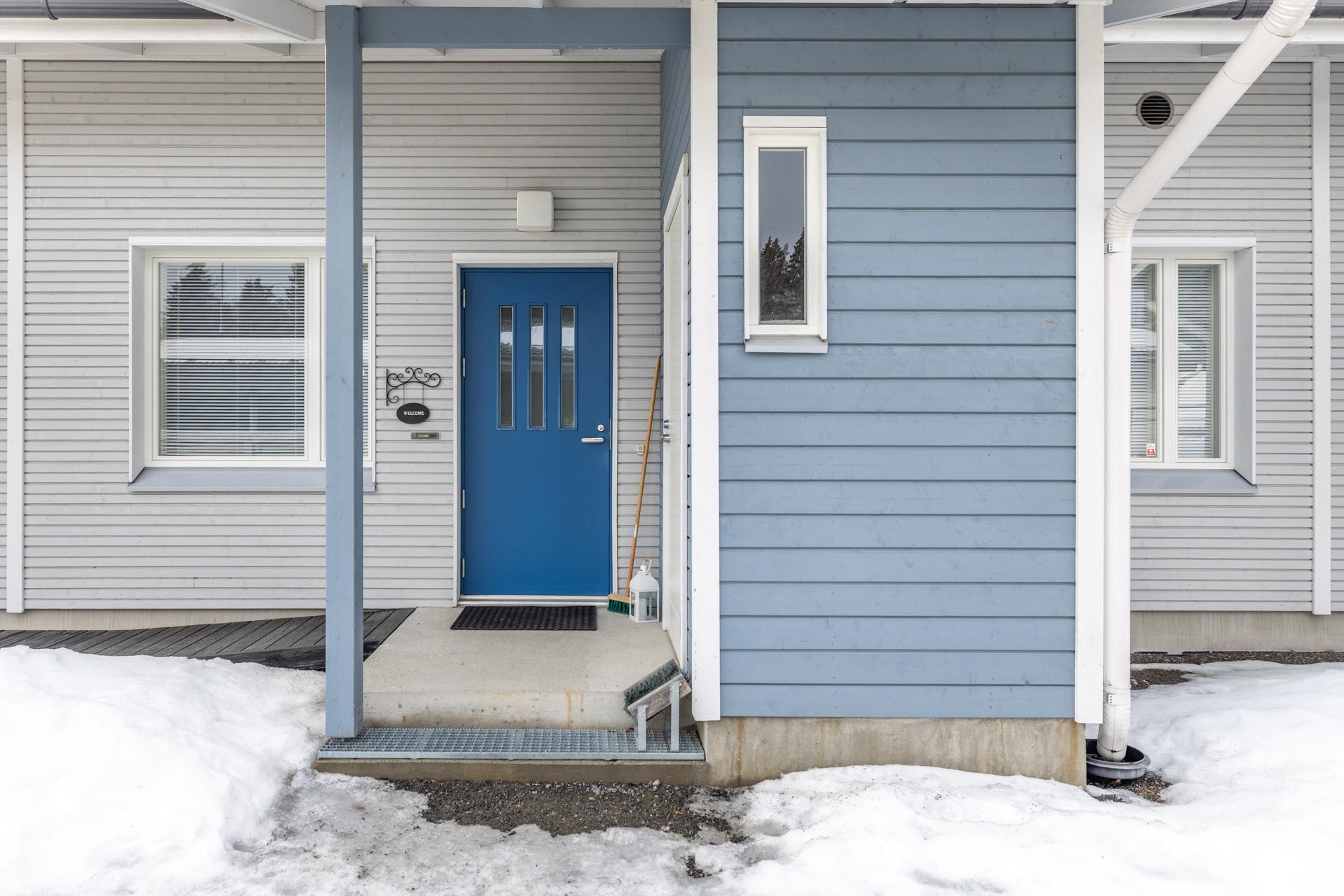 sisäänkäynti sekä varasto