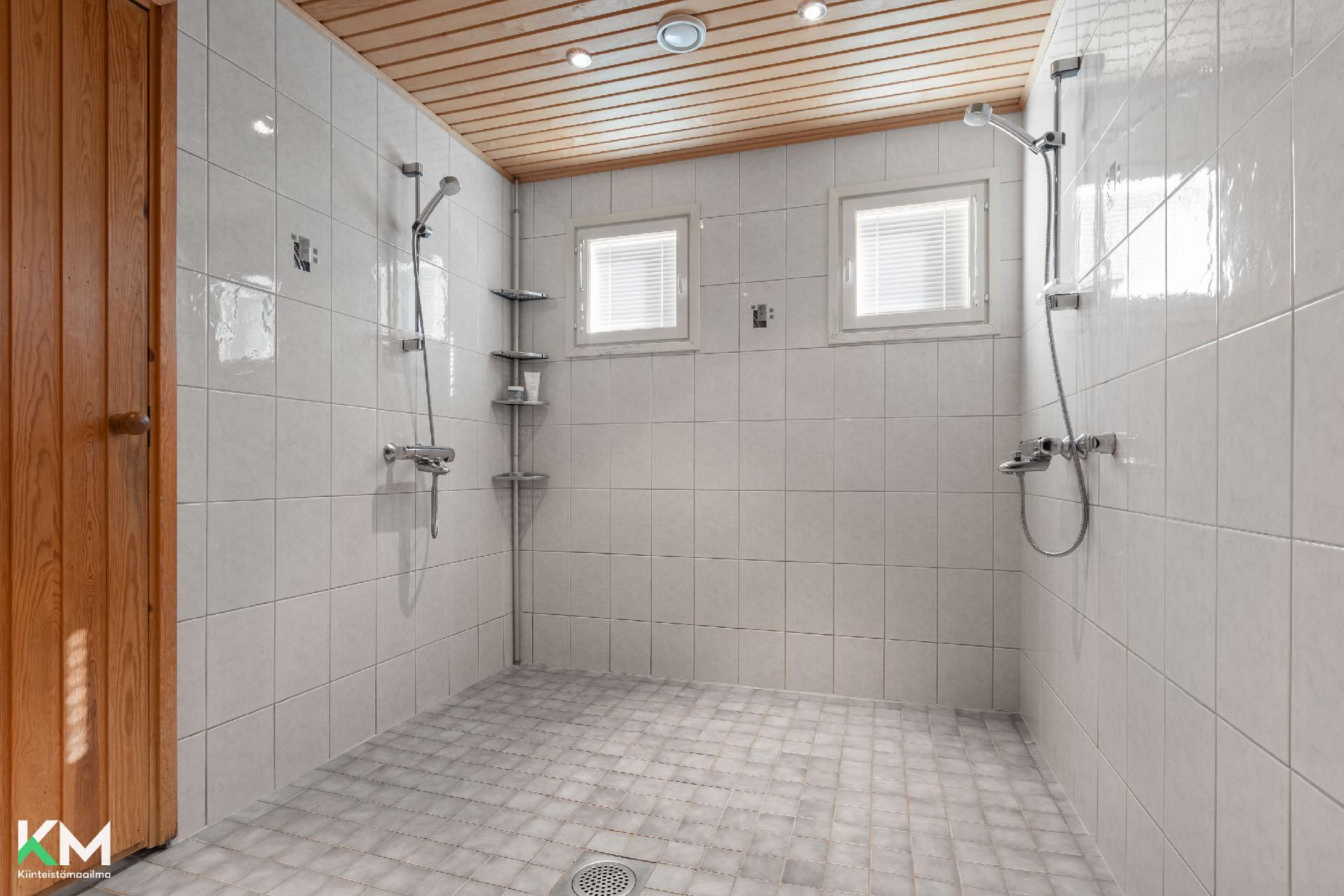 Pesuhuone kuvattuna saunan puolelta. 