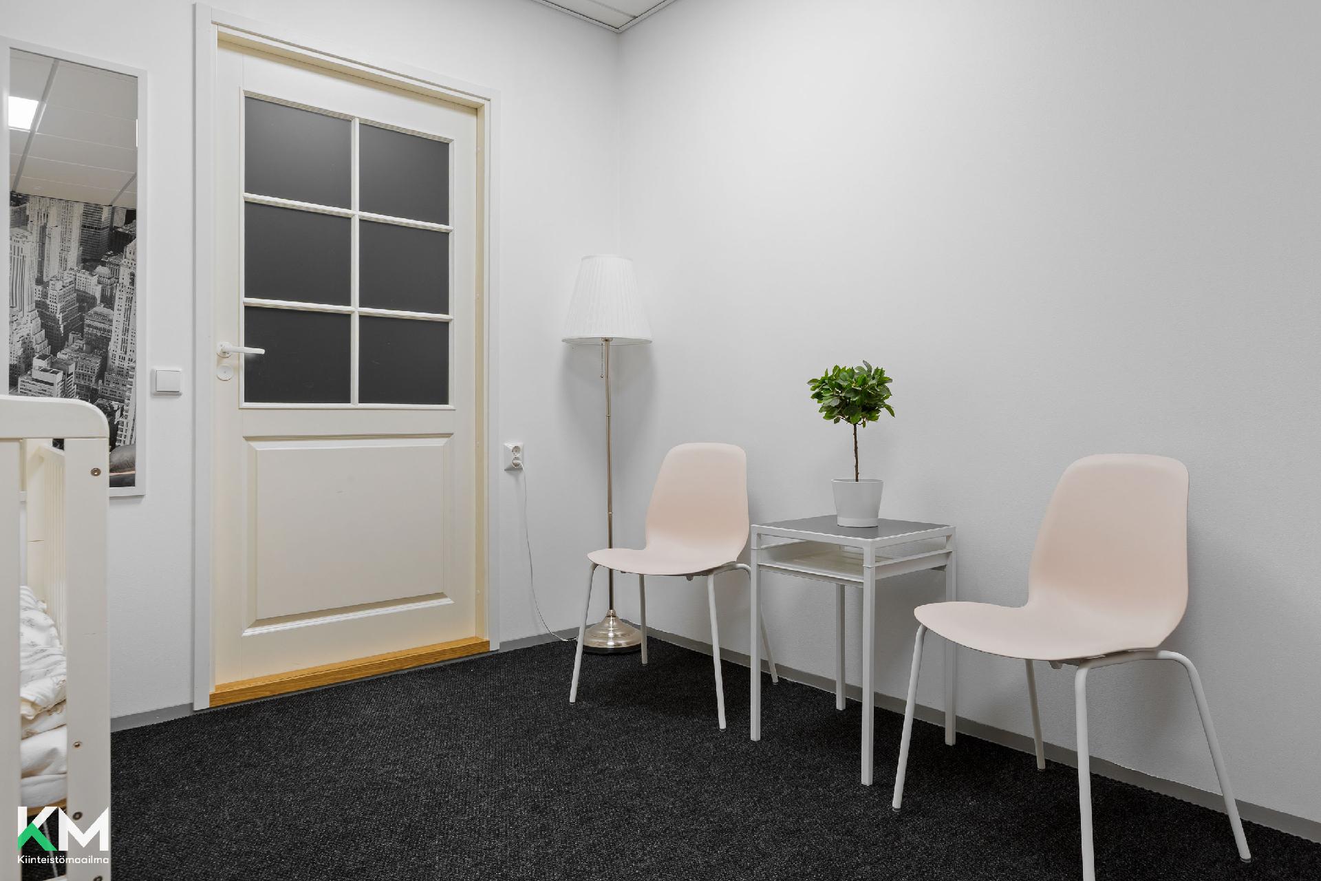 Alakerran varastohuoneesta tehty makuuhuone/ varastohuone. 