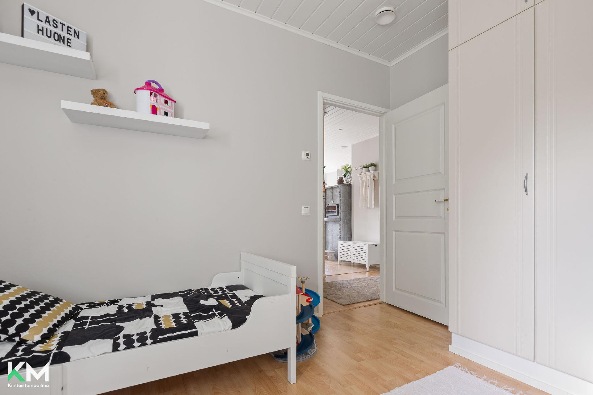 Yläkerran makuuhuone 3 kuvattuna ovelle päin.